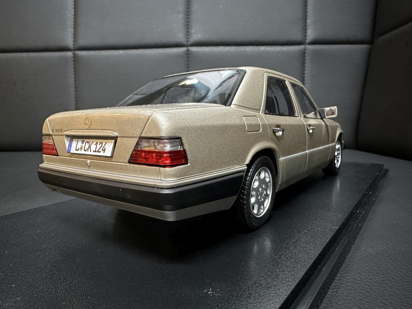 Mercedes Benz E Klasse 1989 W124 hell brown 1:18 i Scale Мерцедес Бенц Е Класа 1989 бежов