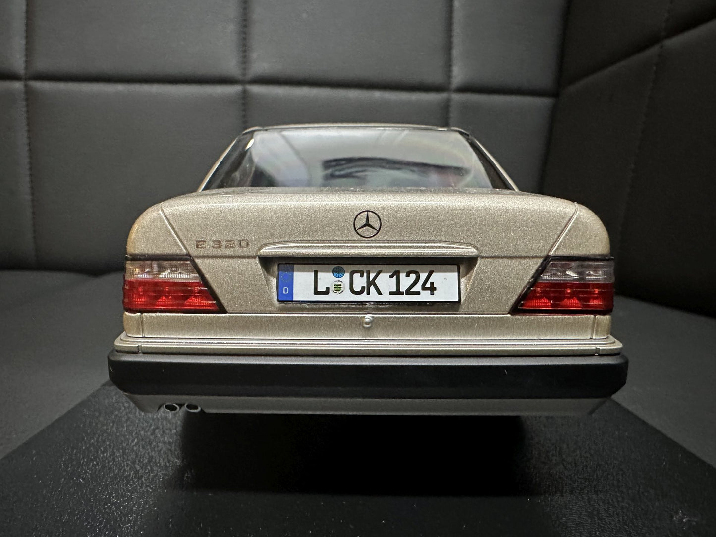 Mercedes Benz E Klasse 1989 W124 hell brown 1:18 i Scale Мерцедес Бенц Е Класа 1989 бежов