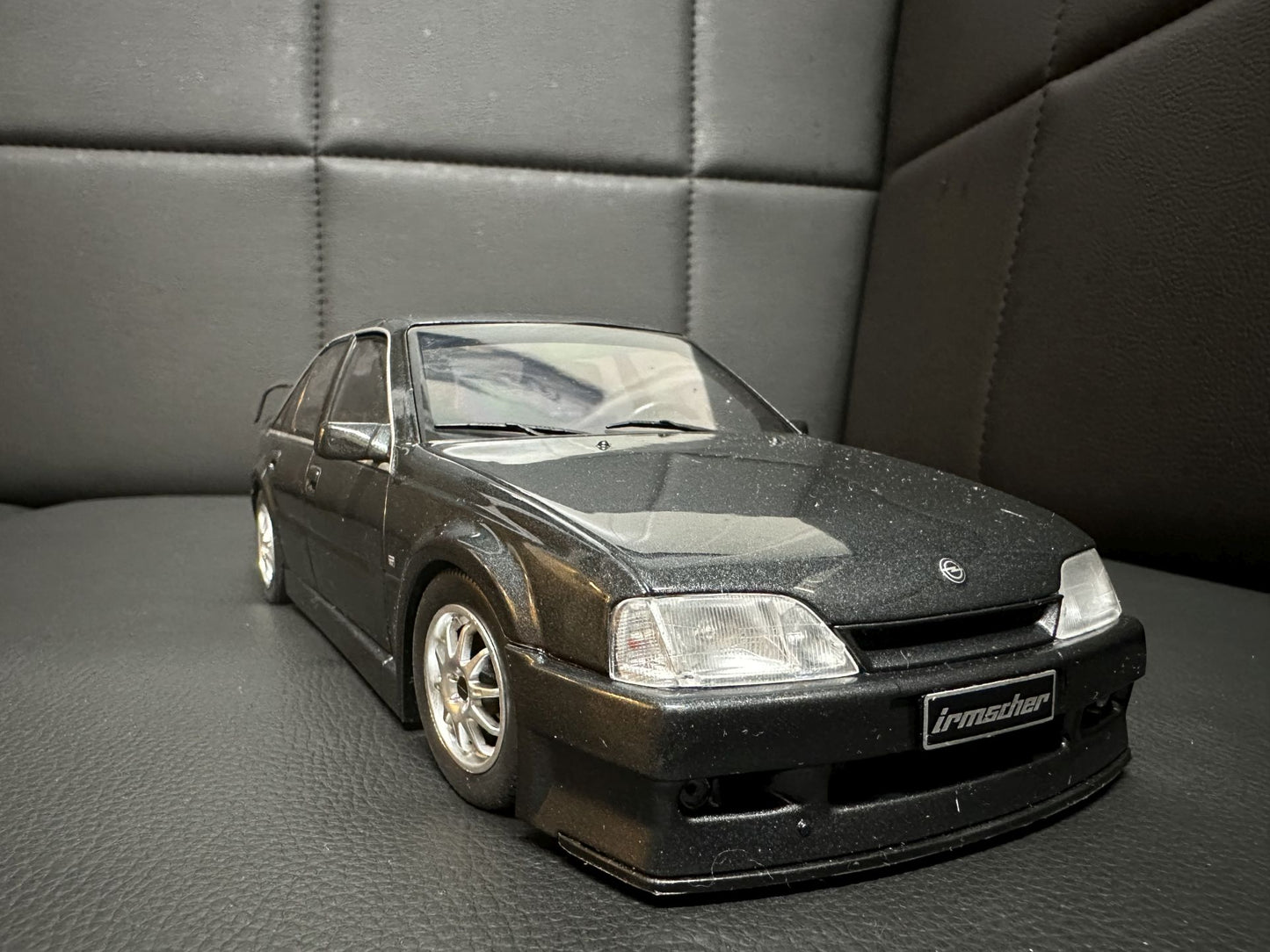 Opel Omega EVO500 1990 black 1:18 Solido S1809701  Опел Омега ЕВО500 1990 черен