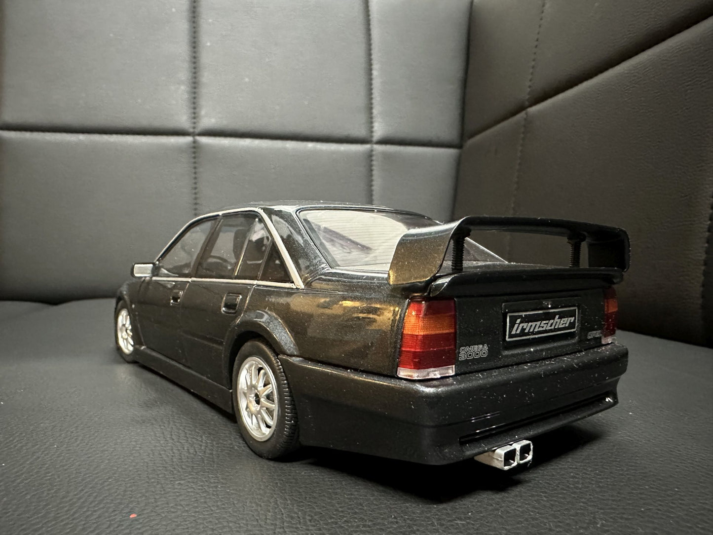 Opel Omega EVO500 1990 black 1:18 Solido S1809701  Опел Омега ЕВО500 1990 черен