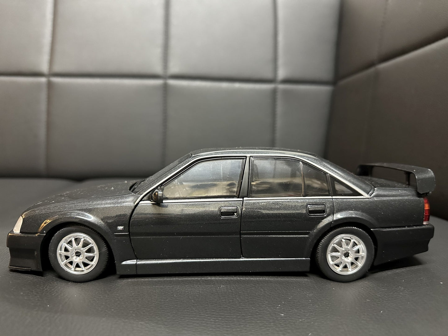 Opel Omega EVO500 1990 black 1:18 Solido S1809701  Опел Омега ЕВО500 1990 черен