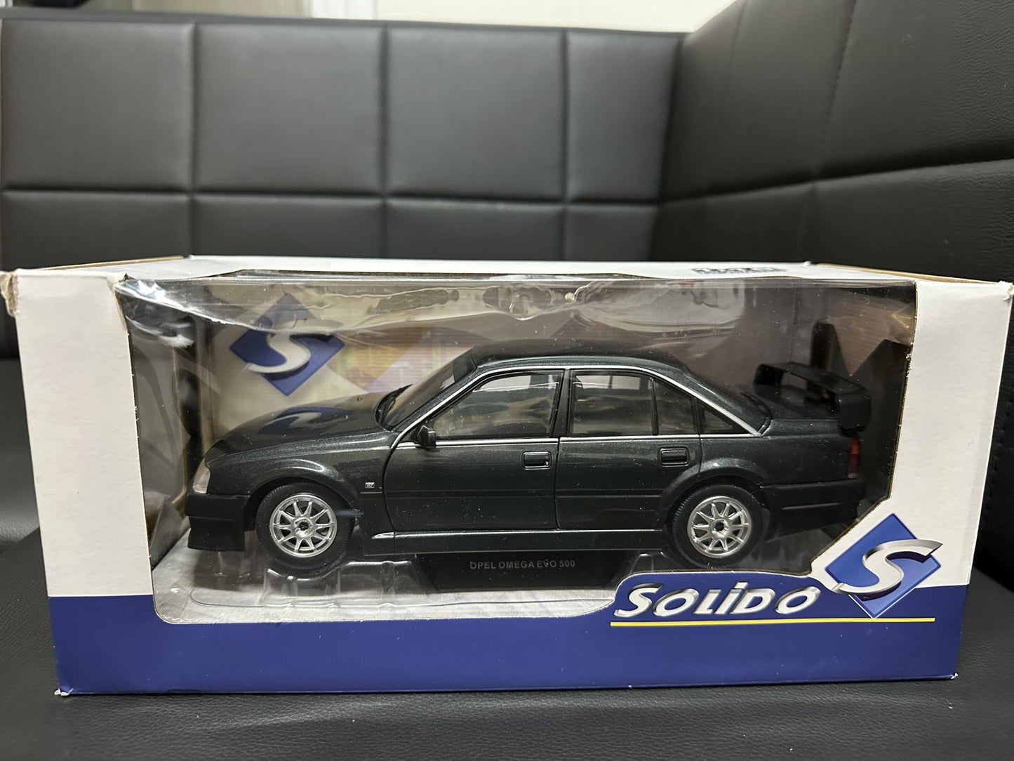 Opel Omega EVO500 1990 black 1:18 Solido S1809701  Опел Омега ЕВО500 1990 черен