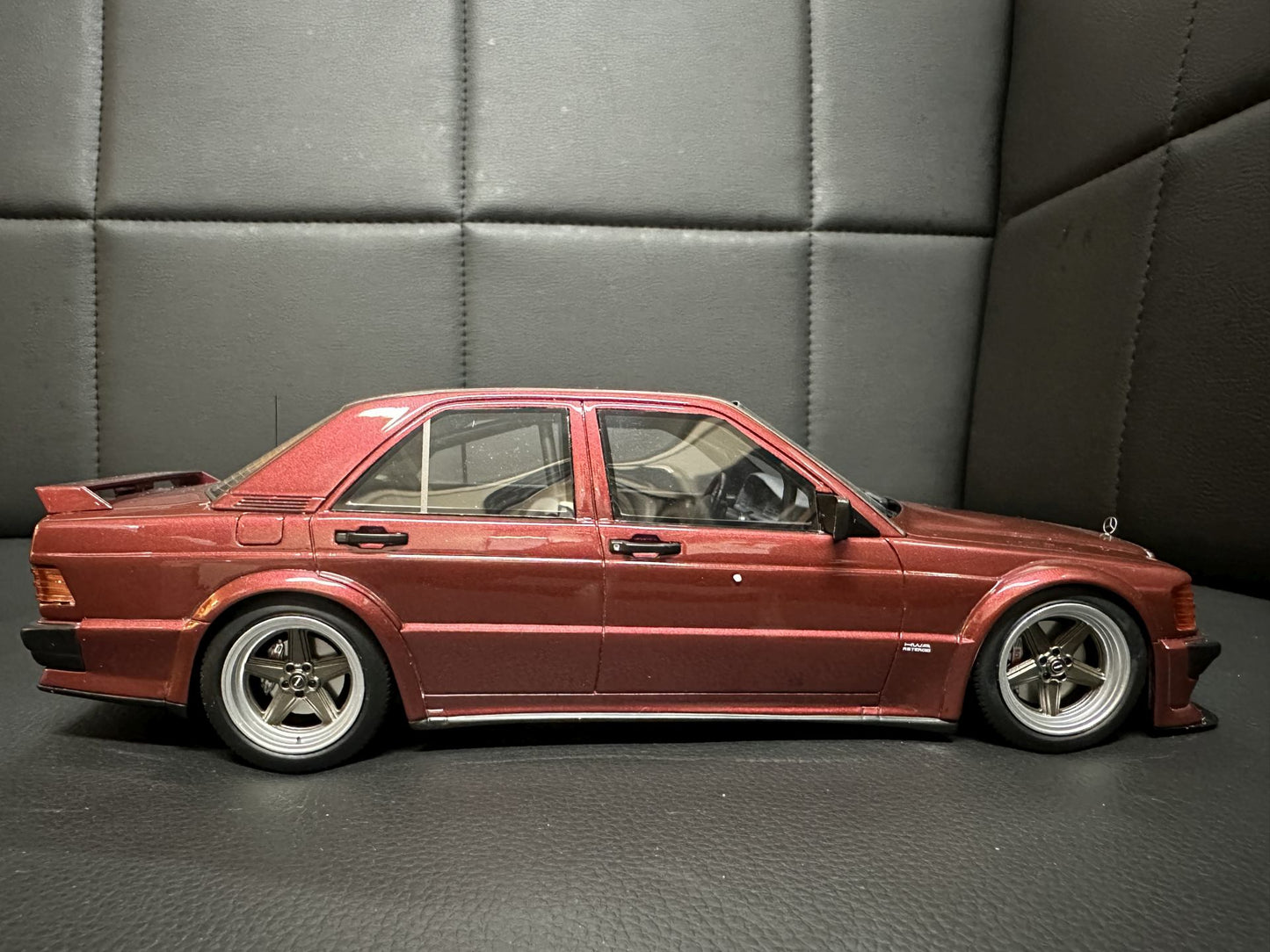 Mercedes Benz 190E 2.5-16 Rauh-Welt Republik red 1:18 OTTO OT1083 Мерцедес Бенц 190Е вишнев цвят Лимитирана