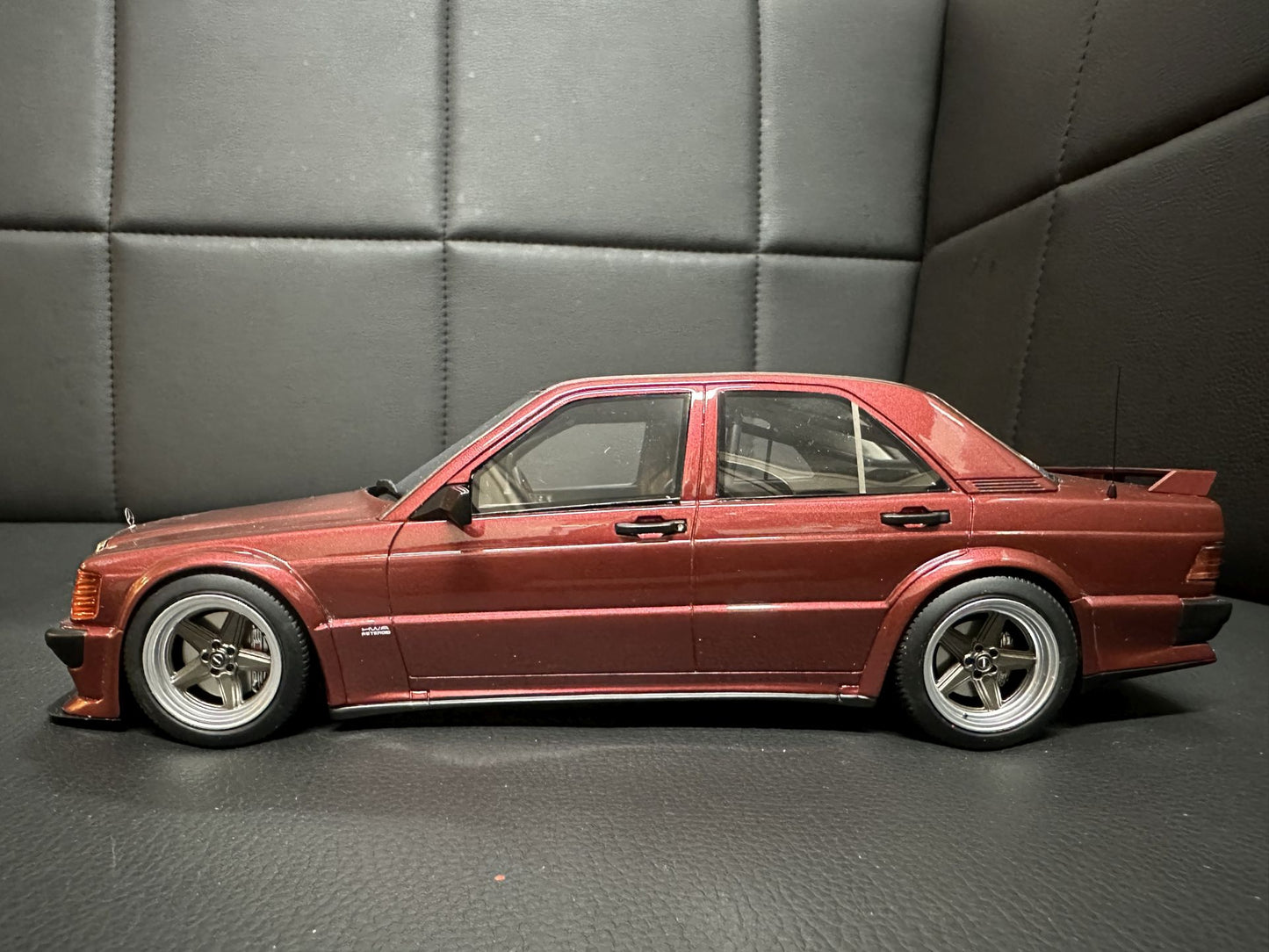 Mercedes Benz 190E 2.5-16 Rauh-Welt Republik red 1:18 OTTO OT1083 Мерцедес Бенц 190Е вишнев цвят Лимитирана
