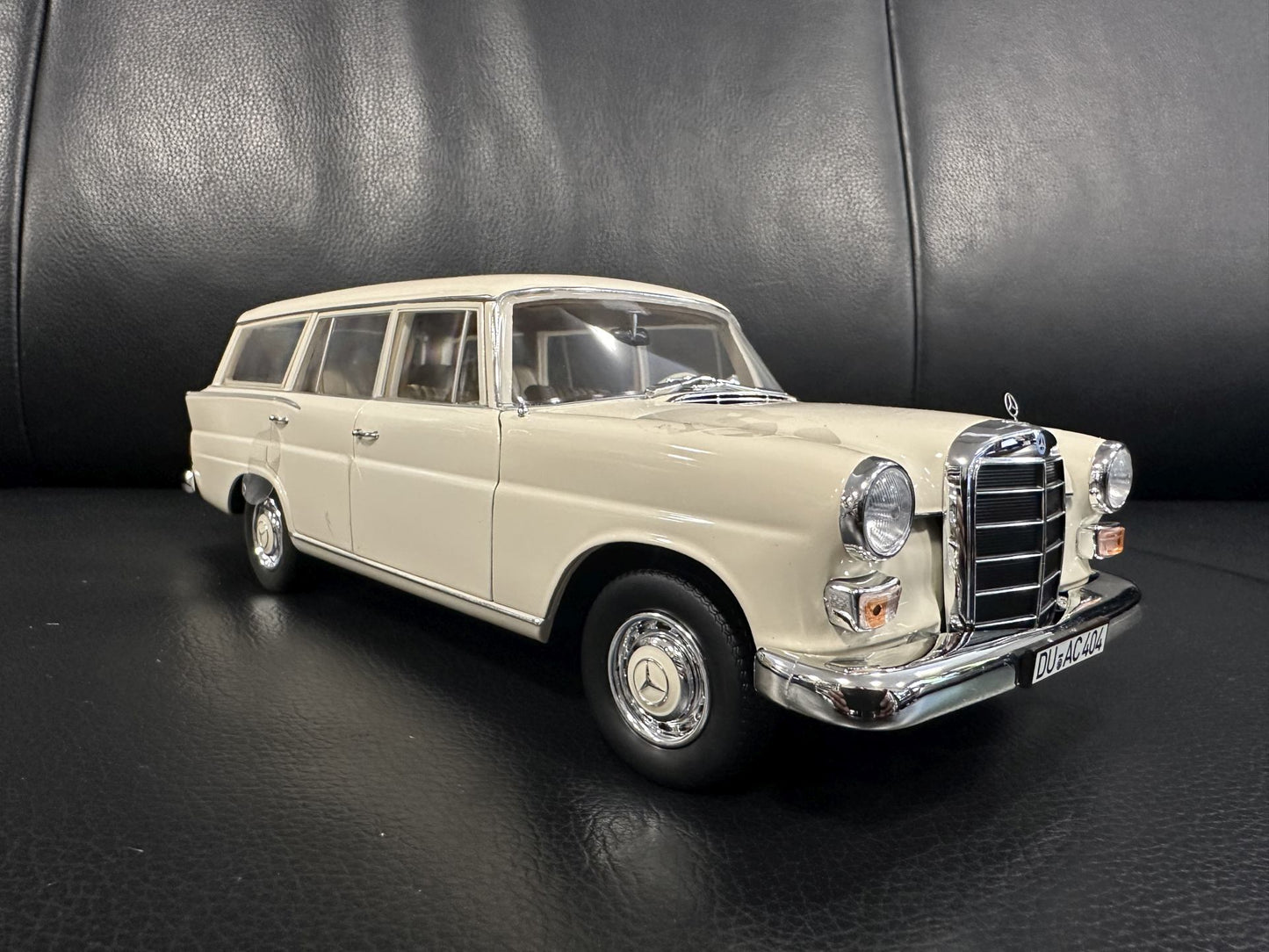 Mercedes Benz 200 Universal 1966 creme white 1:18 NOREV 183709 Мерцедес Бенц 200 1966 бял крем