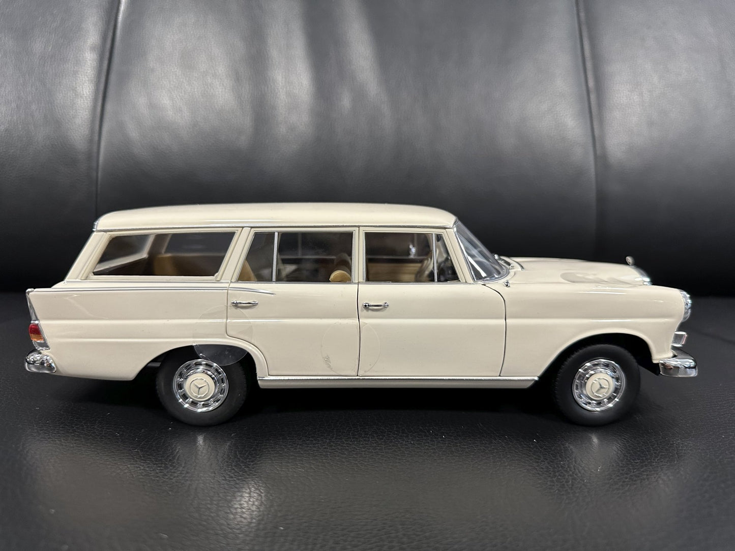 Mercedes Benz 200 Universal 1966 creme white 1:18 NOREV 183709 Мерцедес Бенц 200 1966 бял крем
