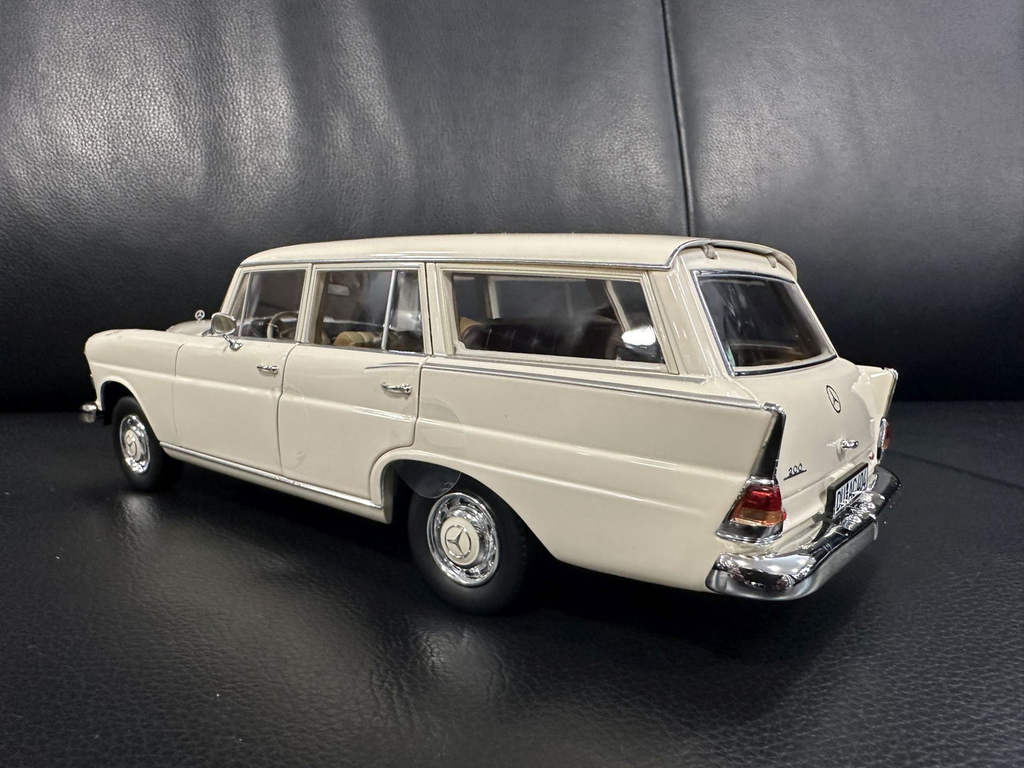 Mercedes Benz 200 Universal 1966 creme white 1:18 NOREV 183709 Мерцедес Бенц 200 1966 бял крем