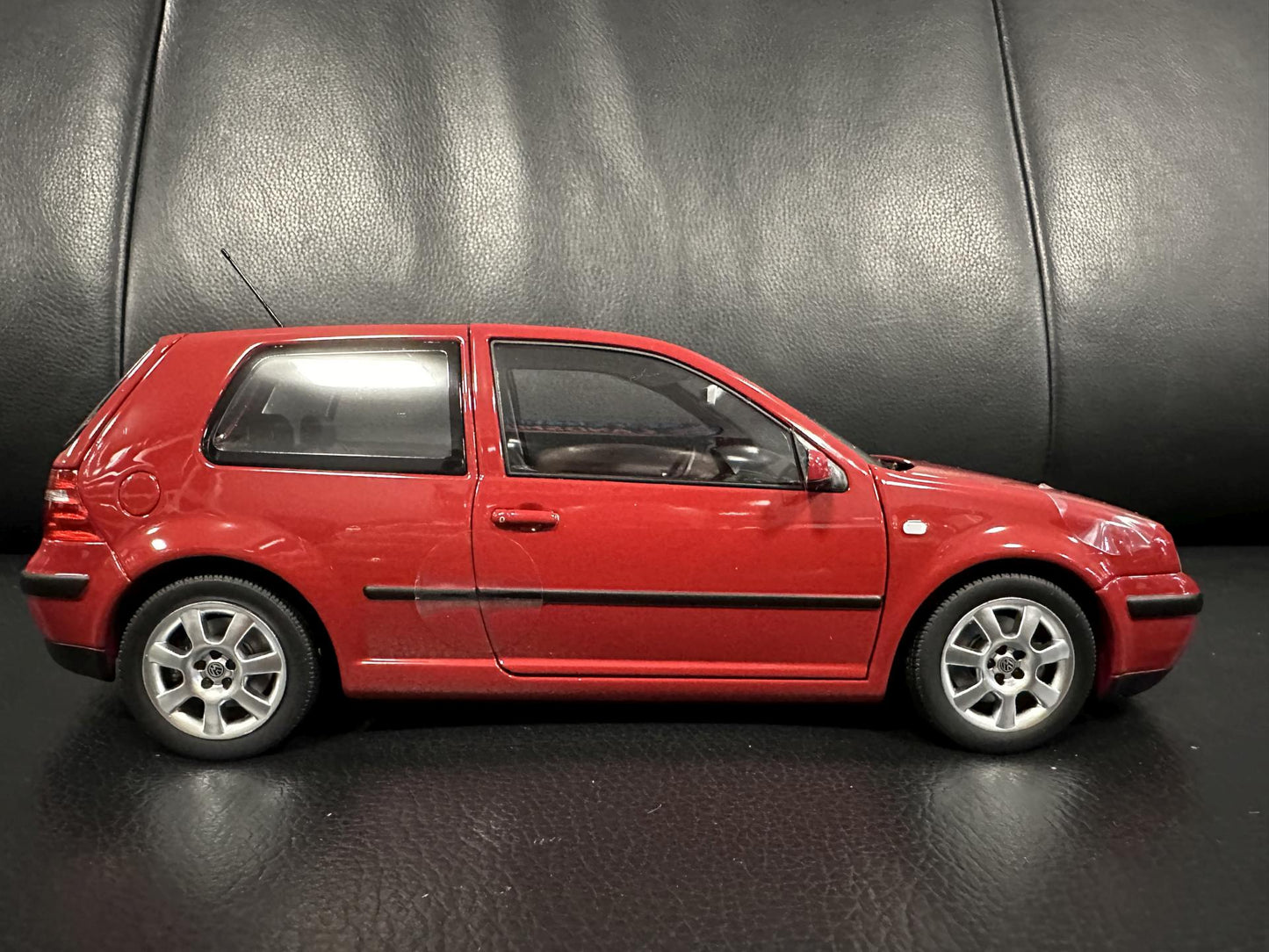 Volkswagen Golf 4 red 2002 1:18 NOREV 188573 Фолксваген Голф 4 червен
