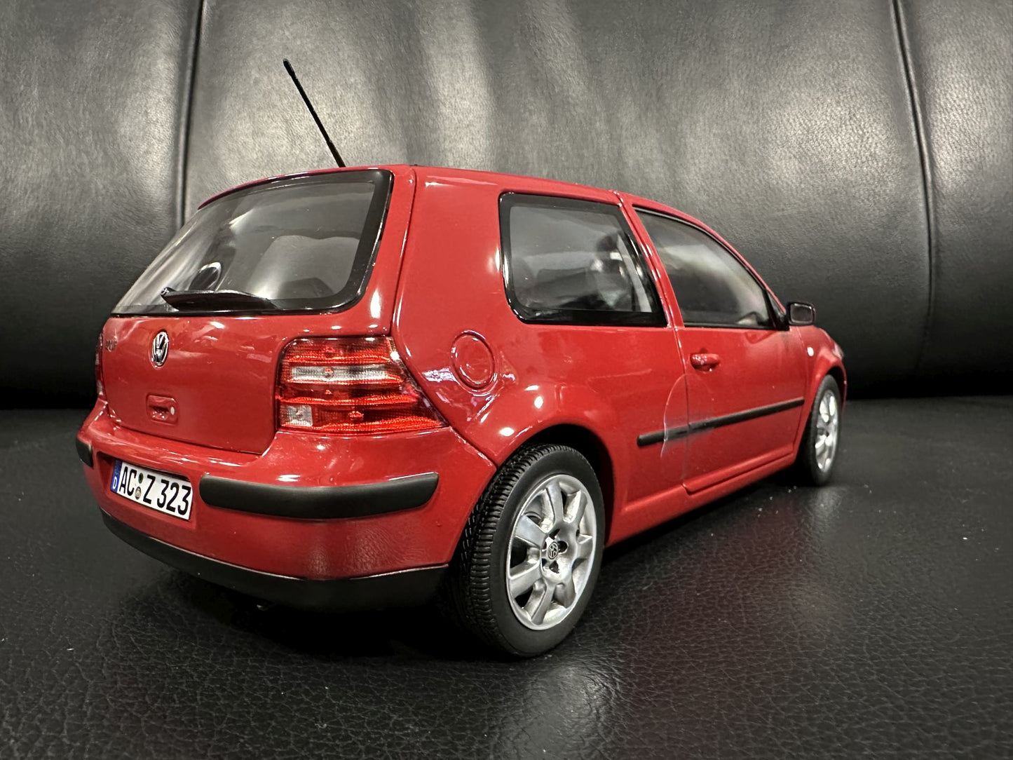 Volkswagen Golf 4 red 2002 1:18 NOREV 188573 Фолксваген Голф 4 червен