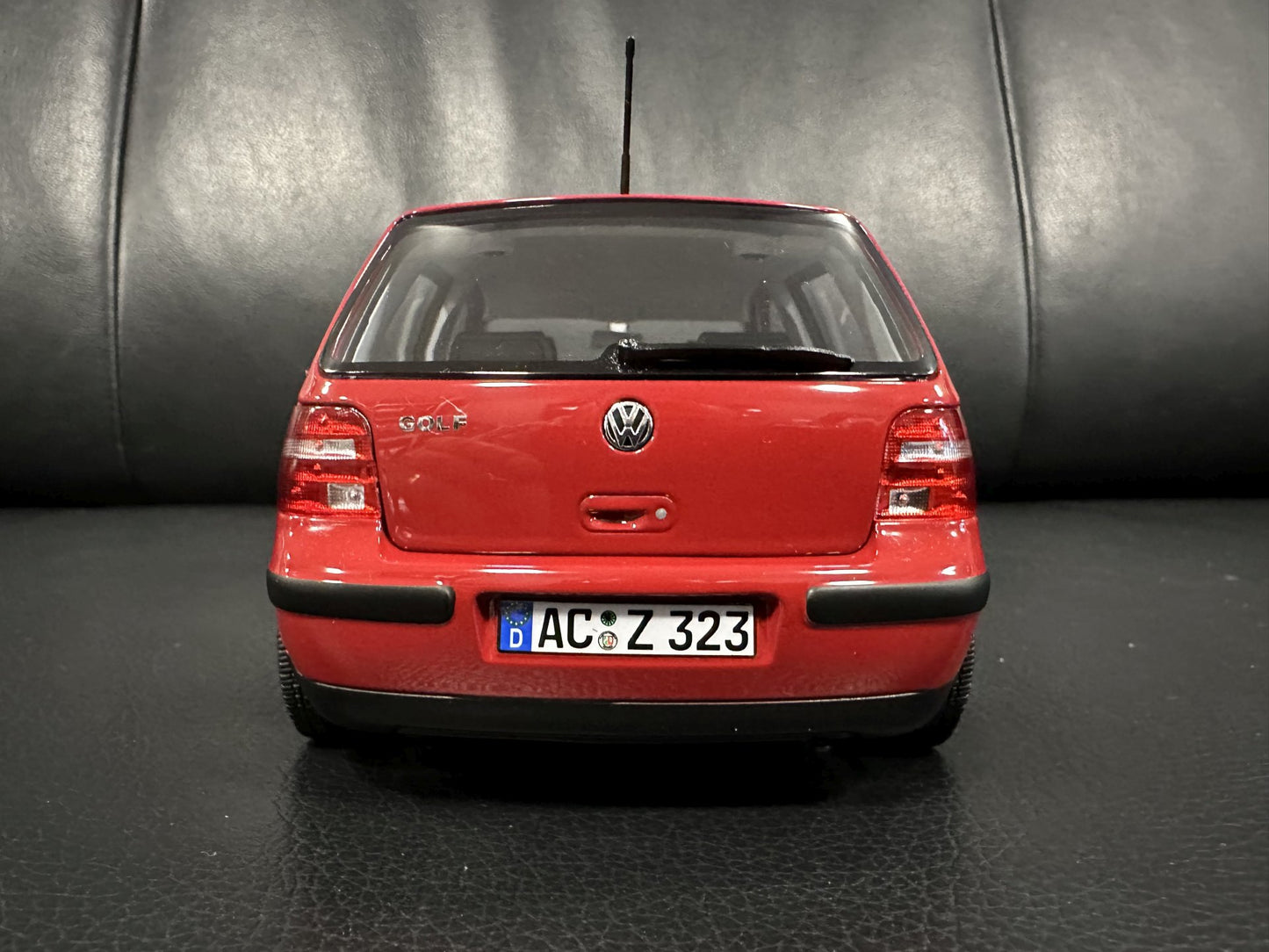 Volkswagen Golf 4 red 2002 1:18 NOREV 188573 Фолксваген Голф 4 червен