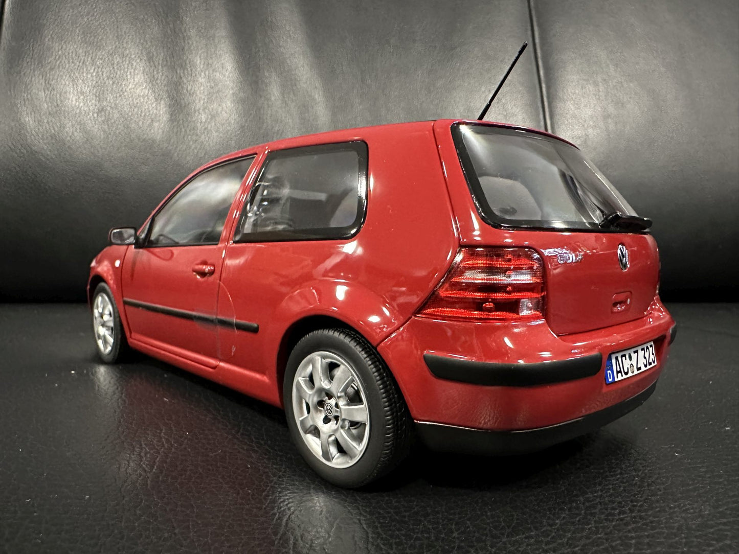 Volkswagen Golf 4 red 2002 1:18 NOREV 188573 Фолксваген Голф 4 червен