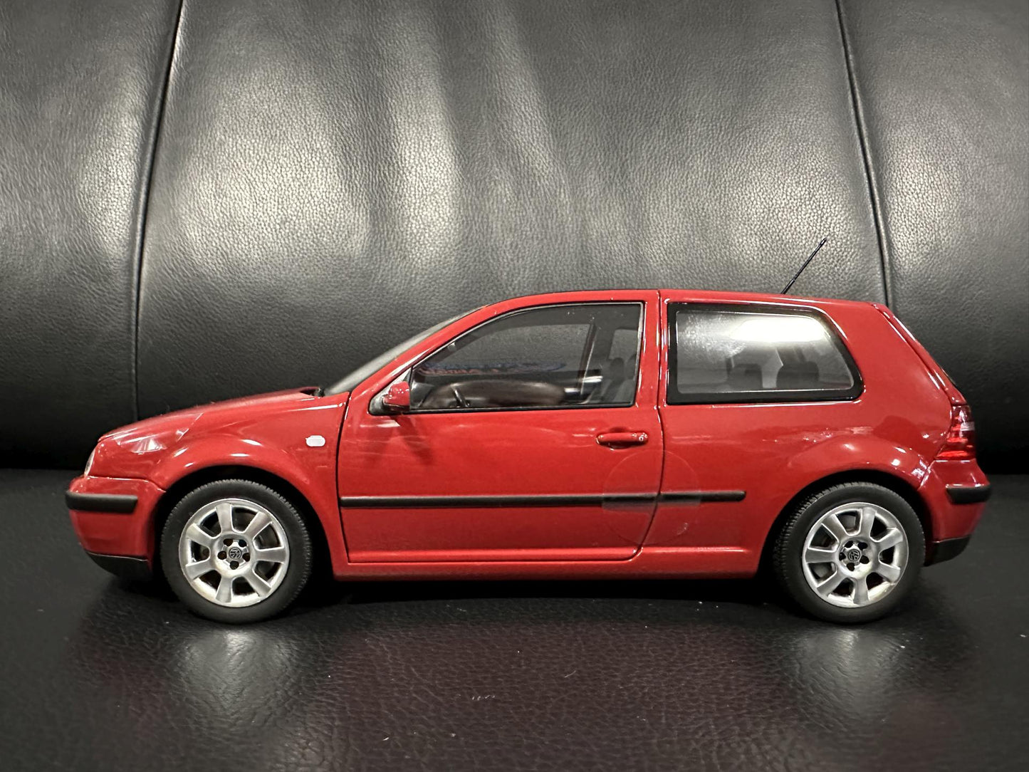 Volkswagen Golf 4 red 2002 1:18 NOREV 188573 Фолксваген Голф 4 червен