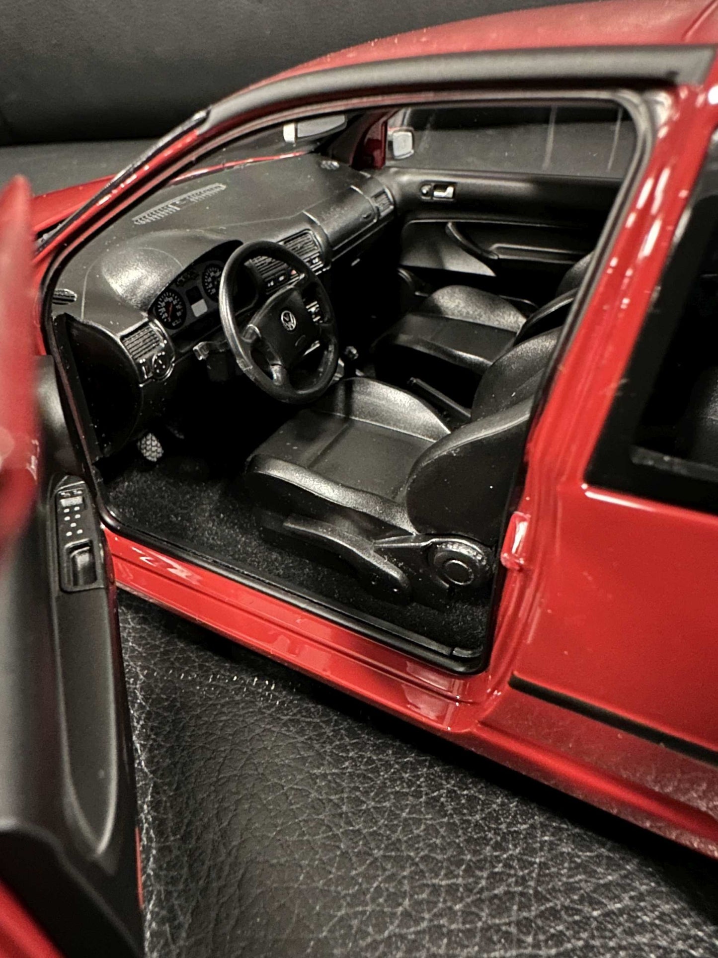 Volkswagen Golf 4 red 2002 1:18 NOREV 188573 Фолксваген Голф 4 червен