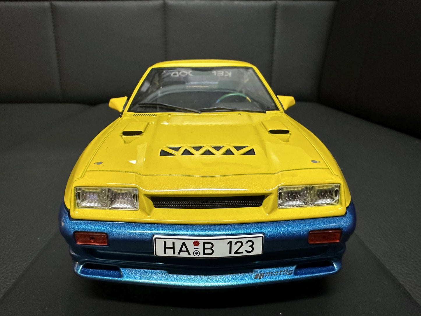 Opel Manta B Mattig yellow/blue 1:18 Modelcar MCG 18095 Опел Манта Б жълто/син