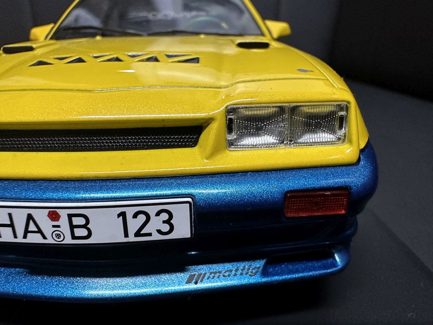Opel Manta B Mattig yellow/blue 1:18 Modelcar MCG 18095 Опел Манта Б жълто/син