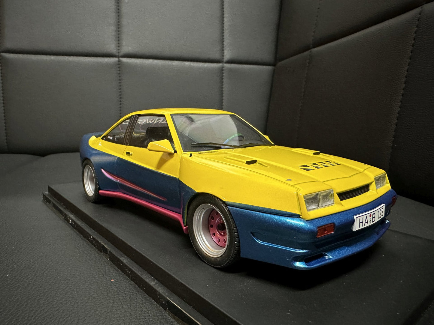 Opel Manta B Mattig yellow/blue 1:18 Modelcar MCG 18095 Опел Манта Б жълто/син