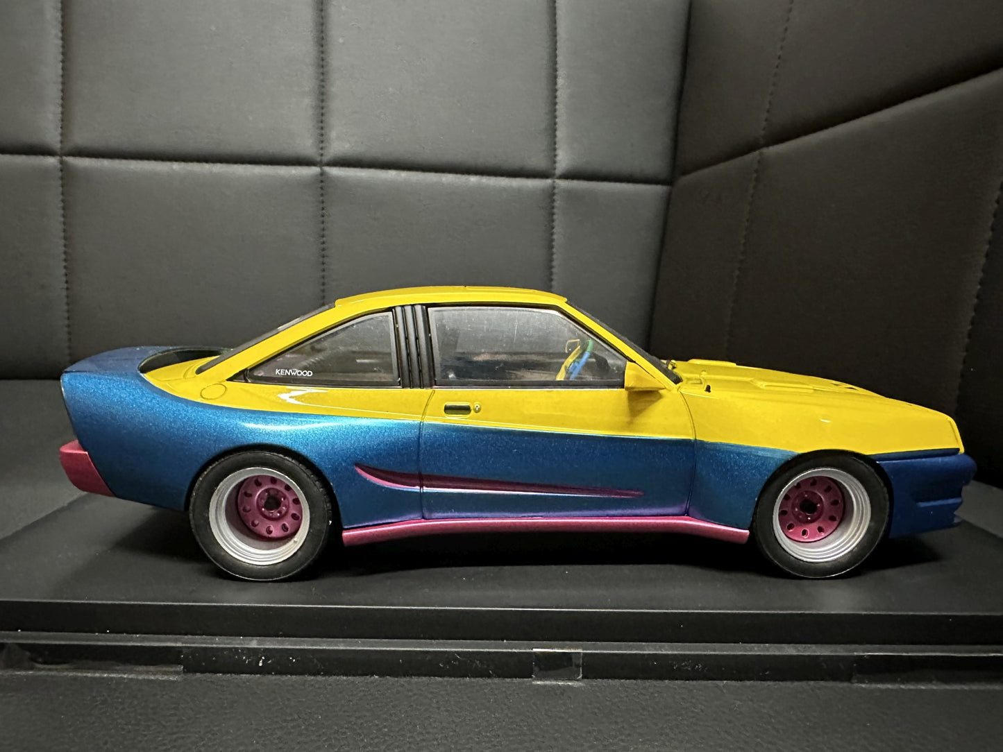 Opel Manta B Mattig yellow/blue 1:18 Modelcar MCG 18095 Опел Манта Б жълто/син