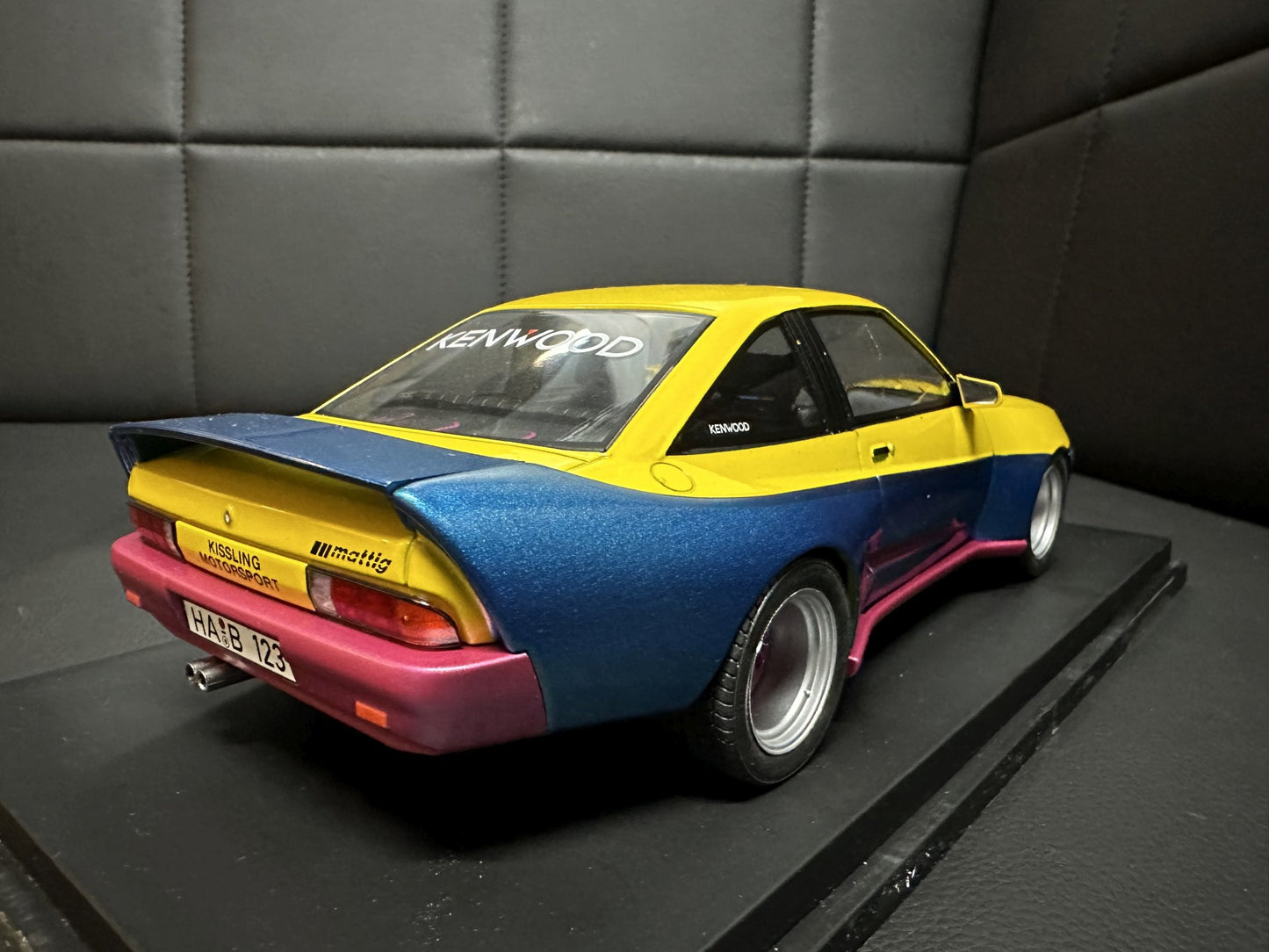 Opel Manta B Mattig yellow/blue 1:18 Modelcar MCG 18095 Опел Манта Б жълто/син