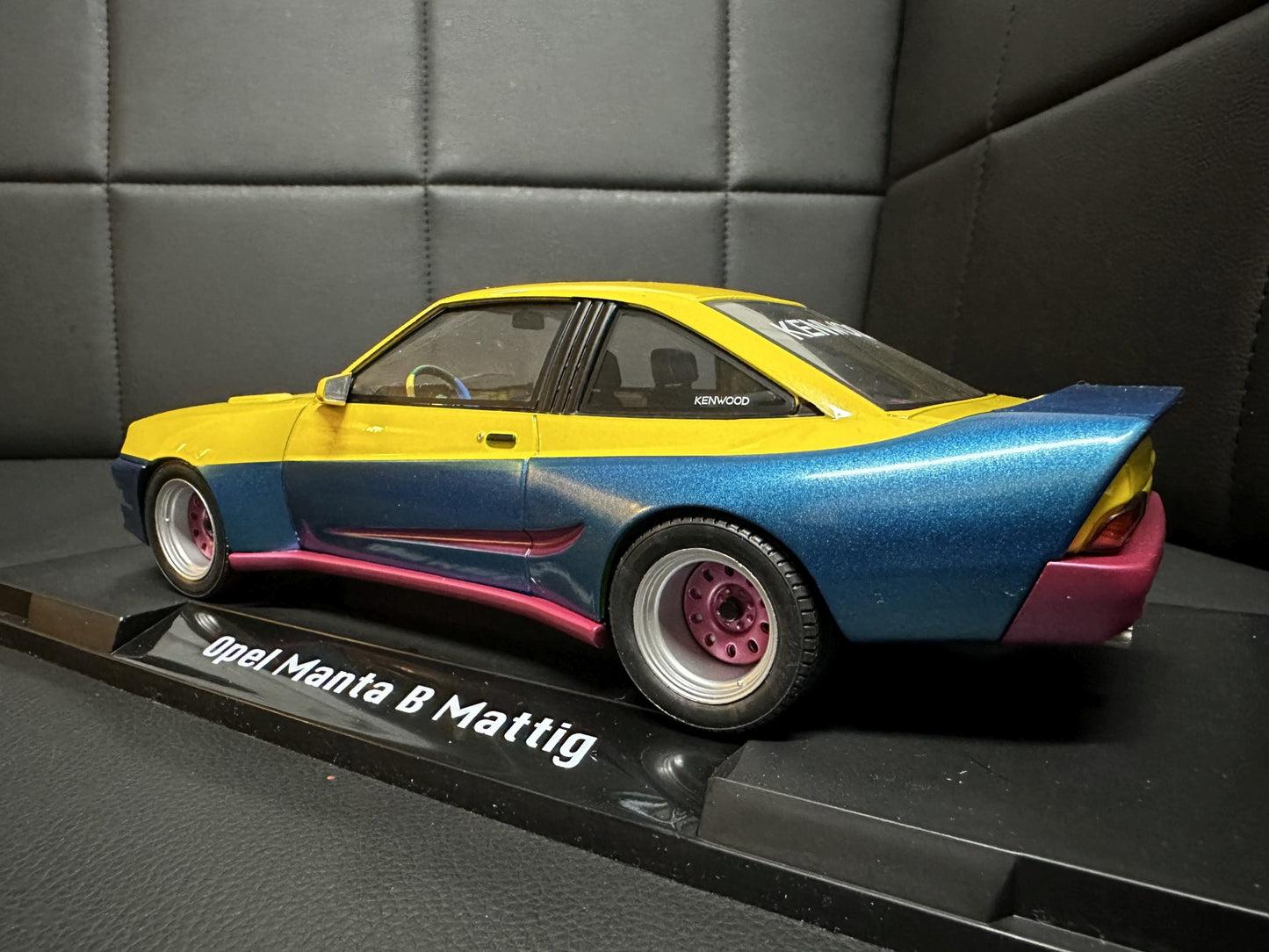 Opel Manta B Mattig yellow/blue 1:18 Modelcar MCG 18095 Опел Манта Б жълто/син