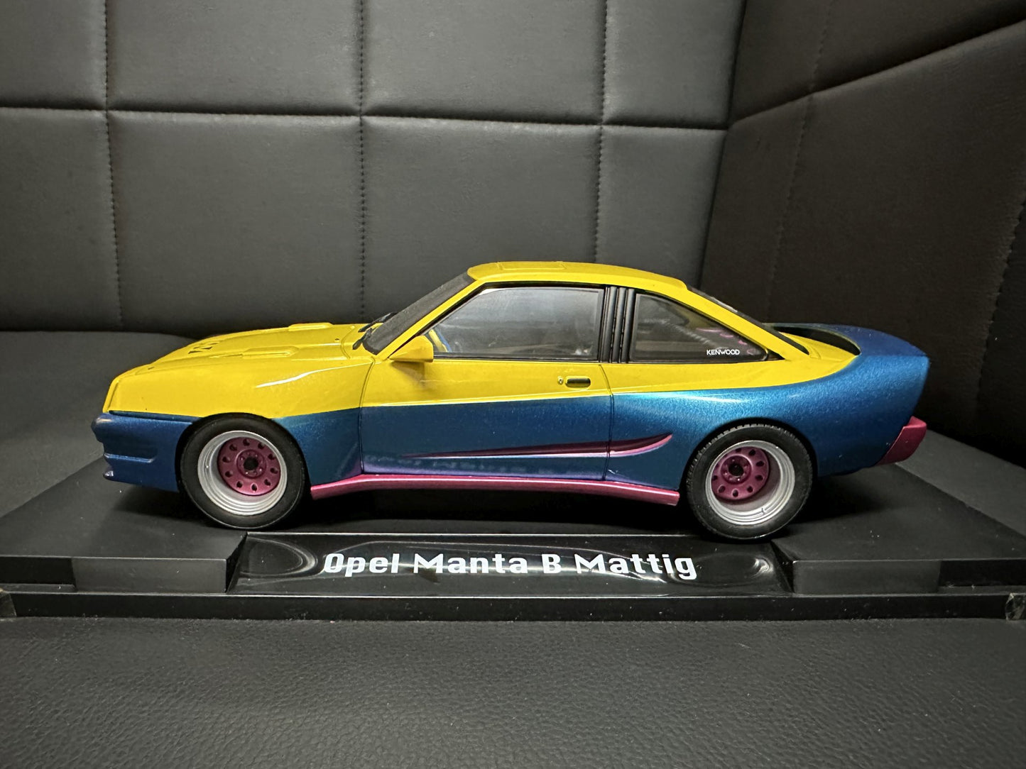 Opel Manta B Mattig yellow/blue 1:18 Modelcar MCG 18095 Опел Манта Б жълто/син