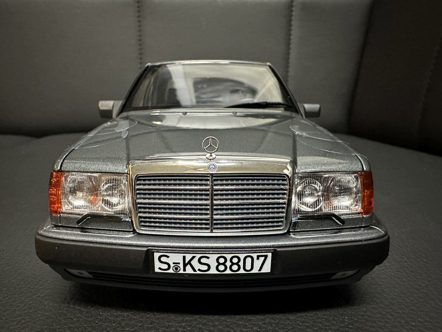 Mercedes Benz 500E W124 grey 1:18 NOREV 183946 Мерцедес Бенц 500Е сив отваряем