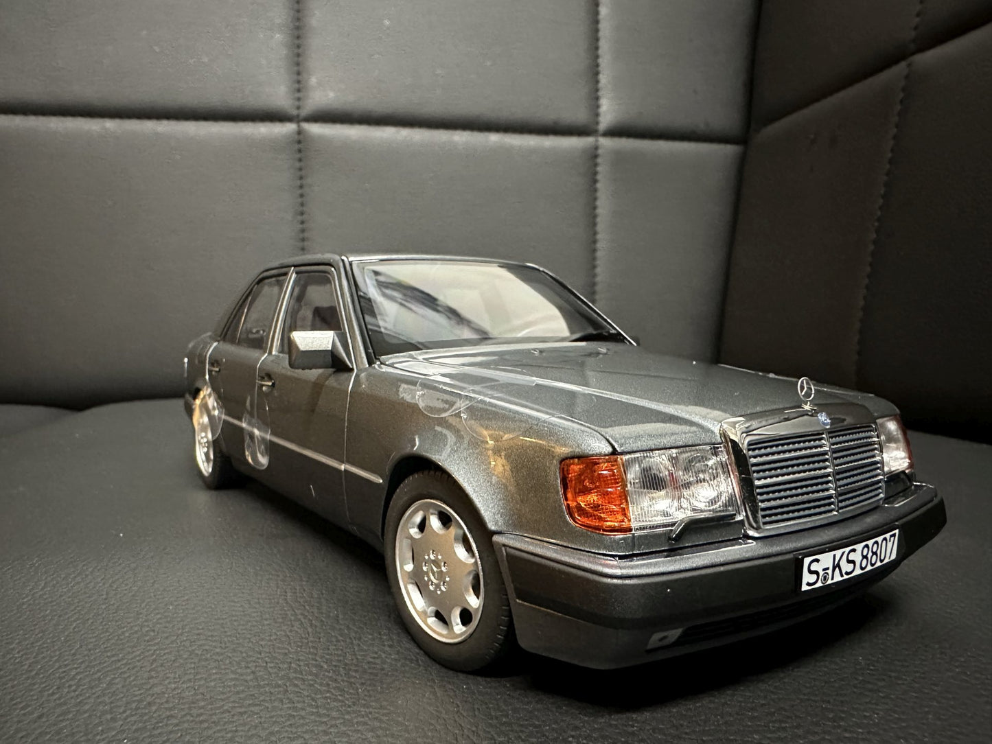 Mercedes Benz 500E W124 grey 1:18 NOREV 183946 Мерцедес Бенц 500Е сив отваряем