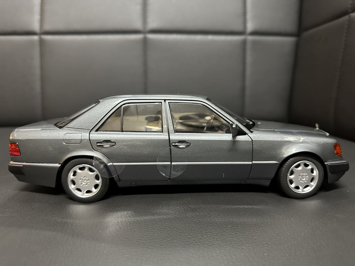 Mercedes Benz 500E W124 grey 1:18 NOREV 183946 Мерцедес Бенц 500Е сив отваряем