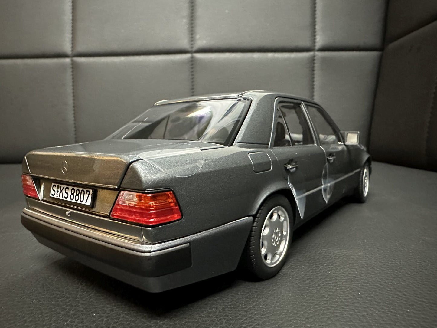 Mercedes Benz 500E W124 grey 1:18 NOREV 183946 Мерцедес Бенц 500Е сив отваряем