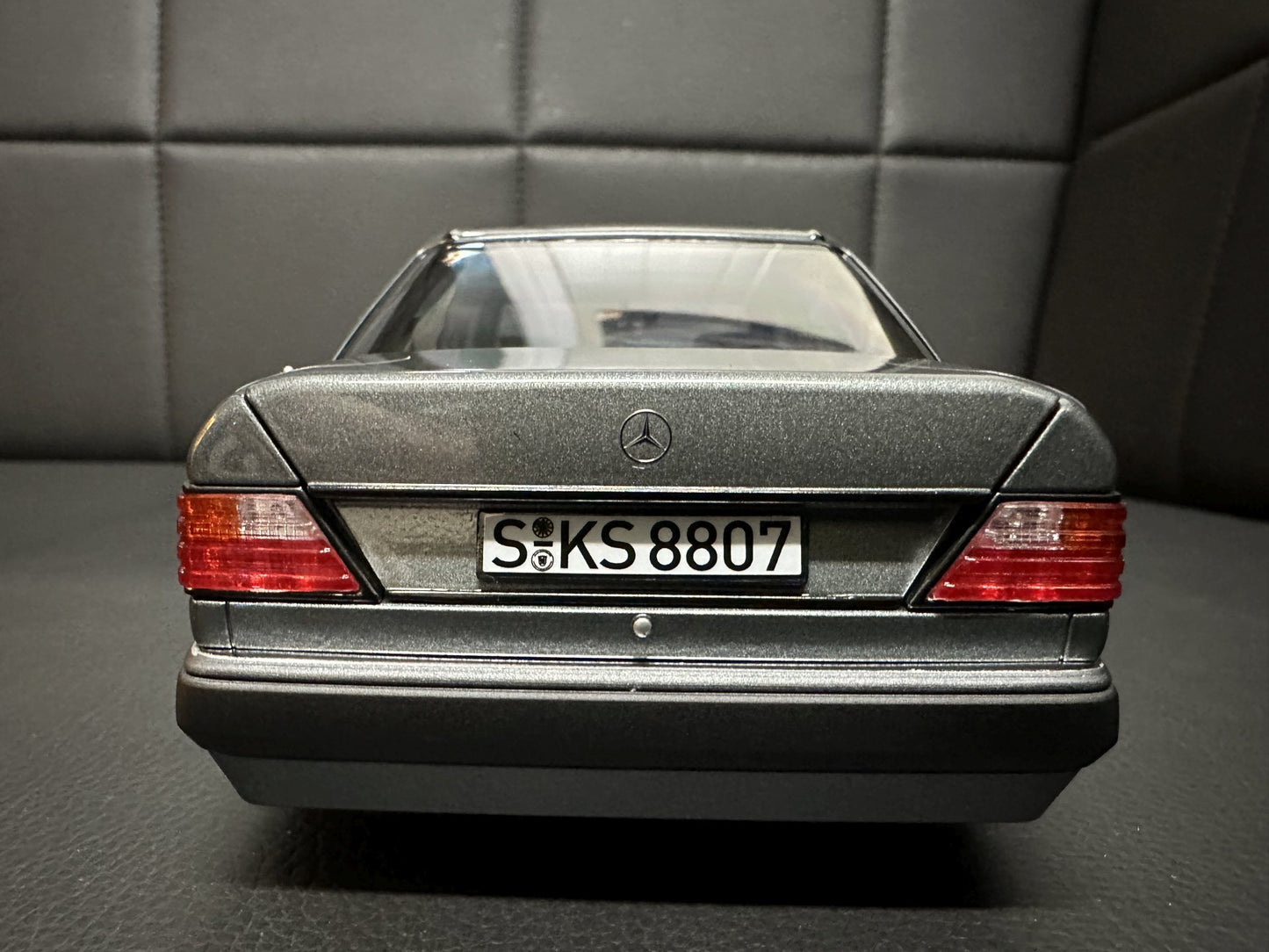 Mercedes Benz 500E W124 grey 1:18 NOREV 183946 Мерцедес Бенц 500Е сив отваряем