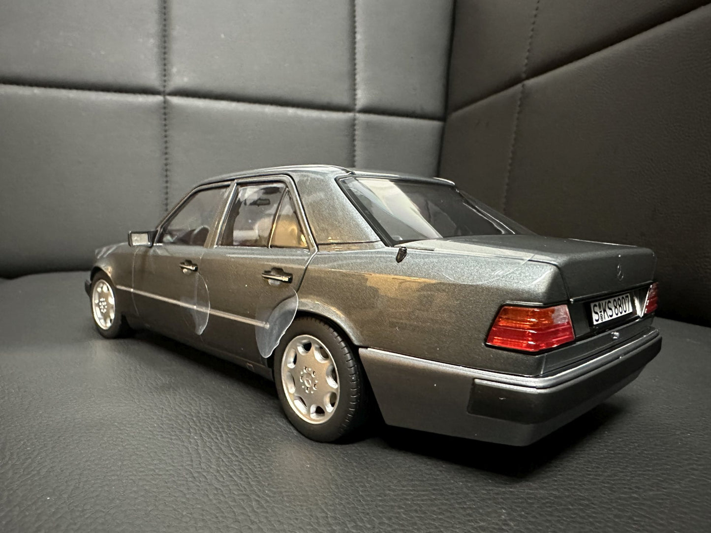 Mercedes Benz 500E W124 grey 1:18 NOREV 183946 Мерцедес Бенц 500Е сив отваряем