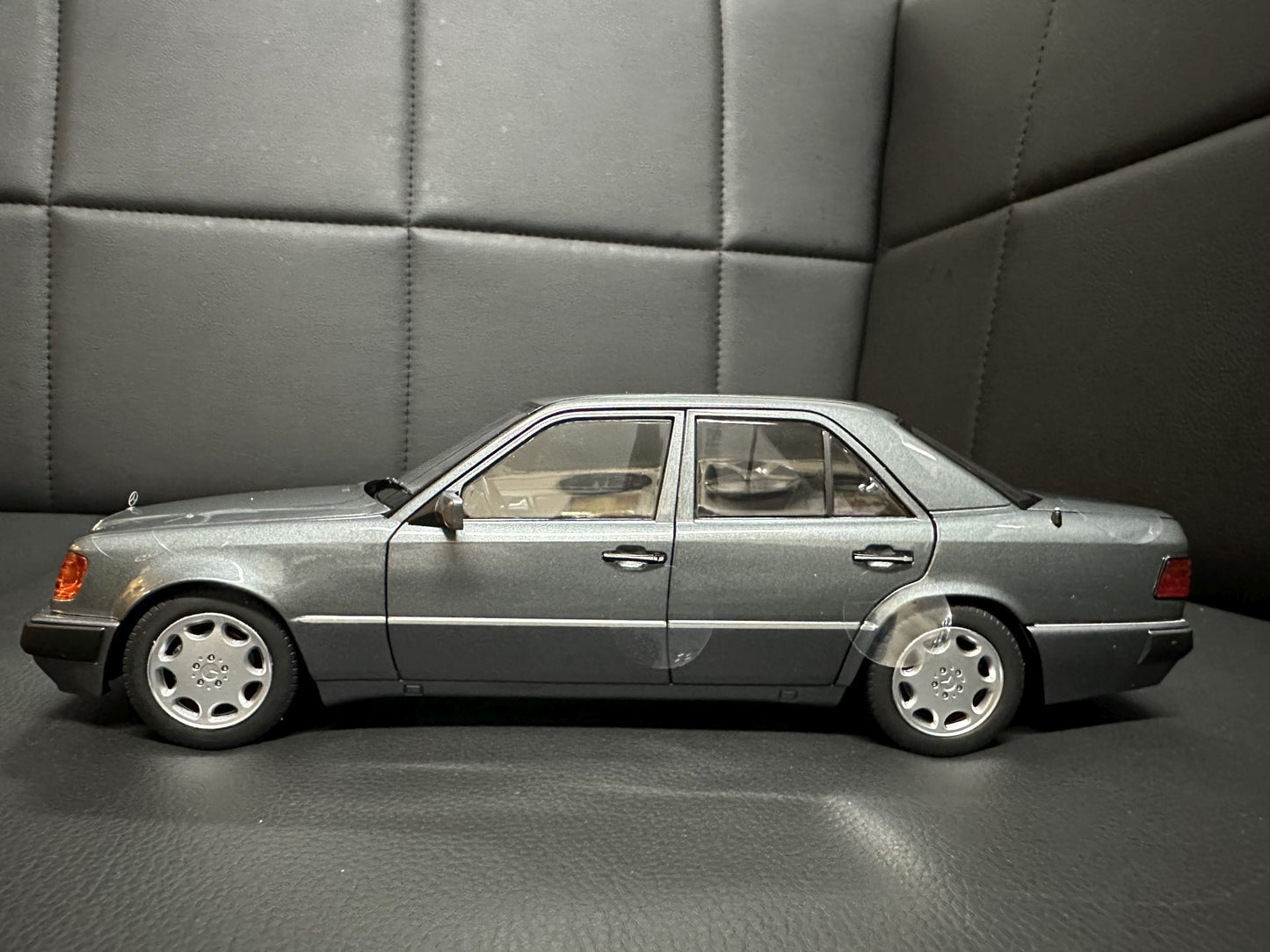 Mercedes Benz 500E W124 grey 1:18 NOREV 183946 Мерцедес Бенц 500Е сив отваряем