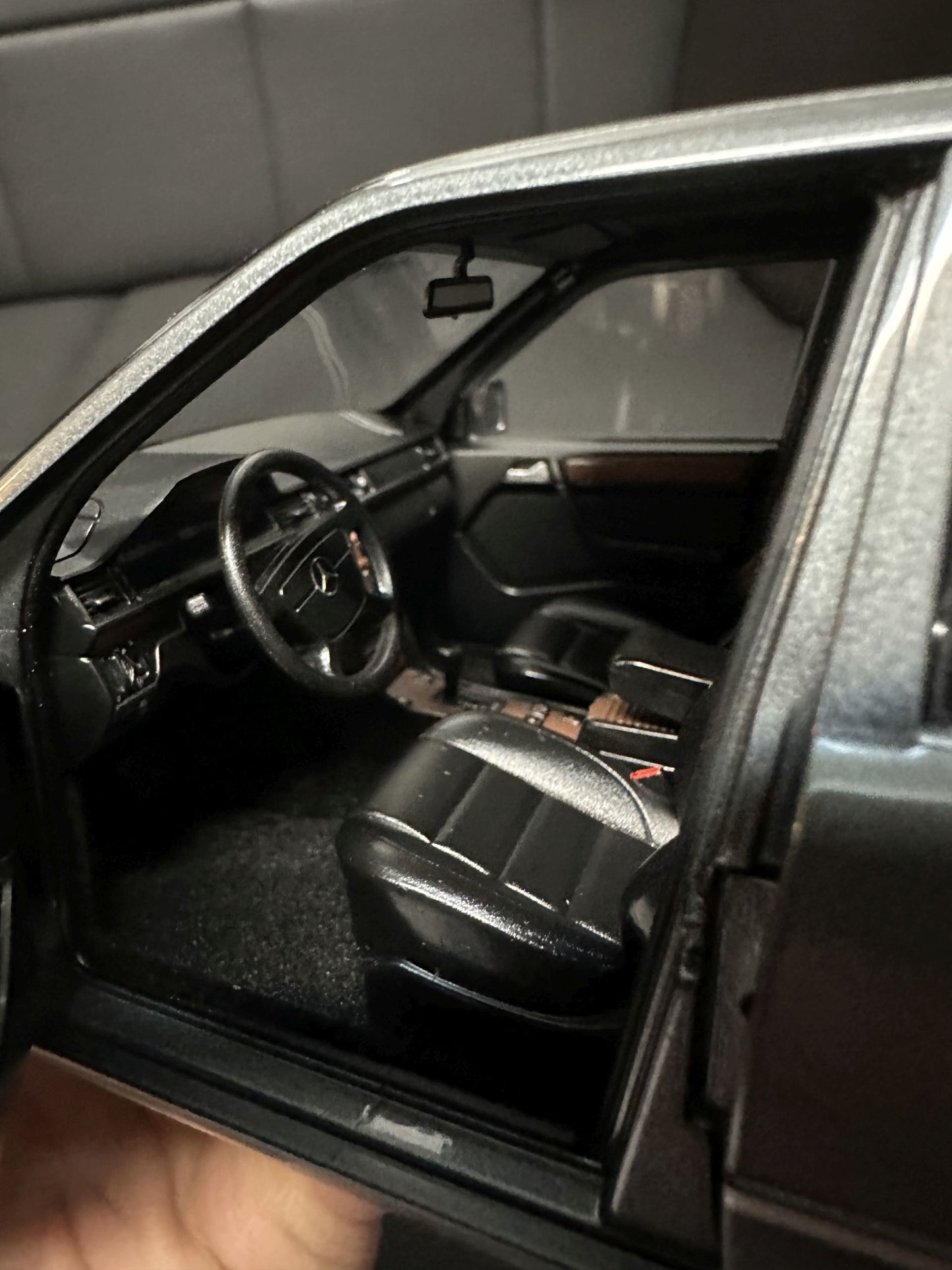 Mercedes Benz 500E W124 grey 1:18 NOREV 183946 Мерцедес Бенц 500Е сив отваряем