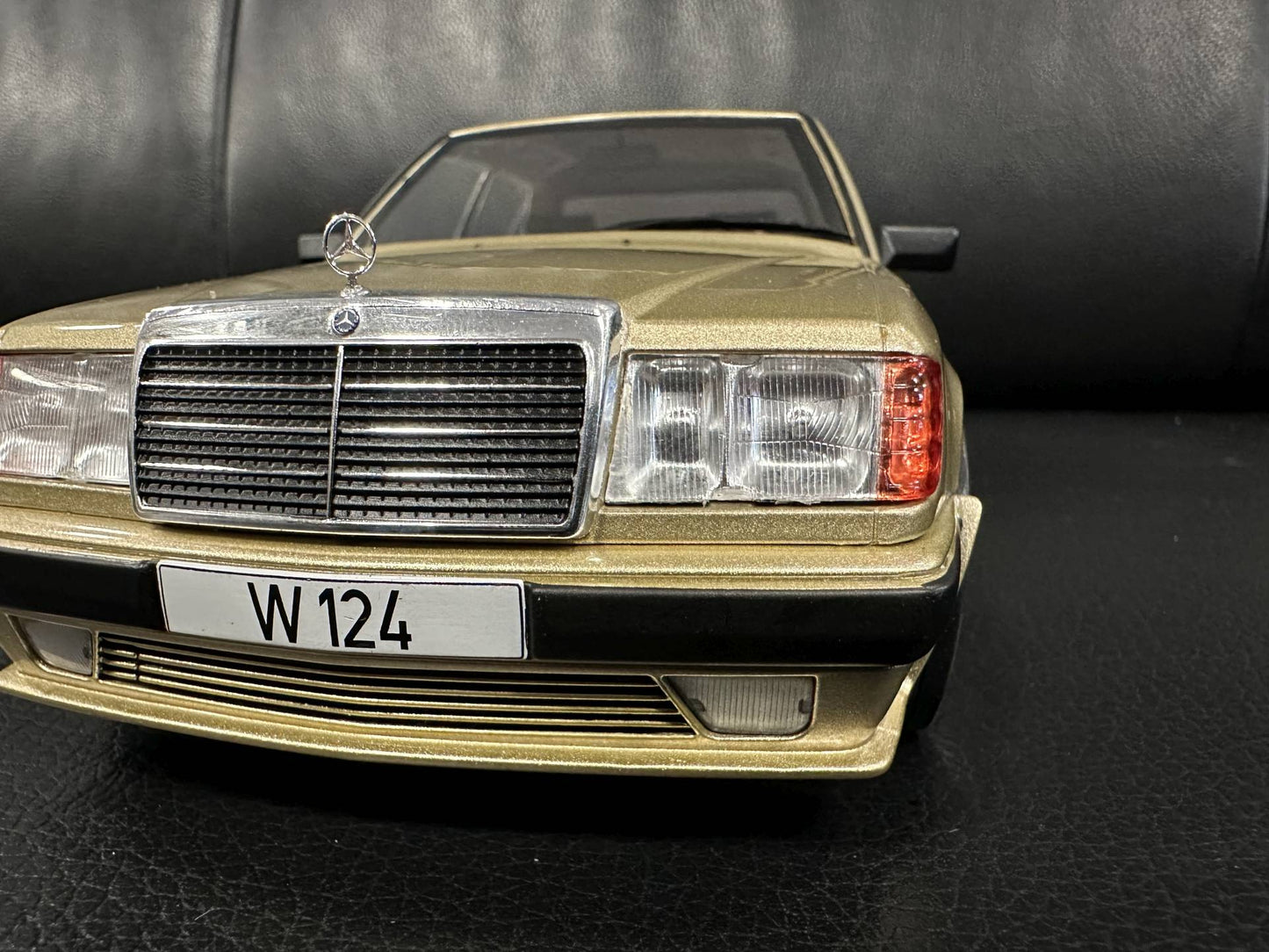Mercedes Benz E Klasse Tuning 1986 W124 braun 1:18 Modelcar MCG18342 Мерцедес Бенц Е Класа 1986 кафяв