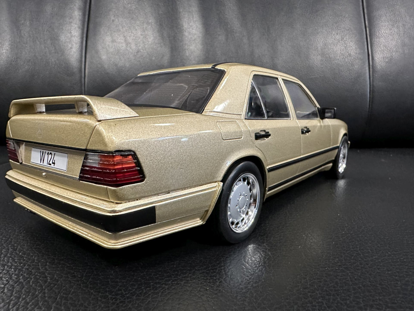 Mercedes Benz E Klasse Tuning 1986 W124 braun 1:18 Modelcar MCG18342 Мерцедес Бенц Е Класа 1986 кафяв