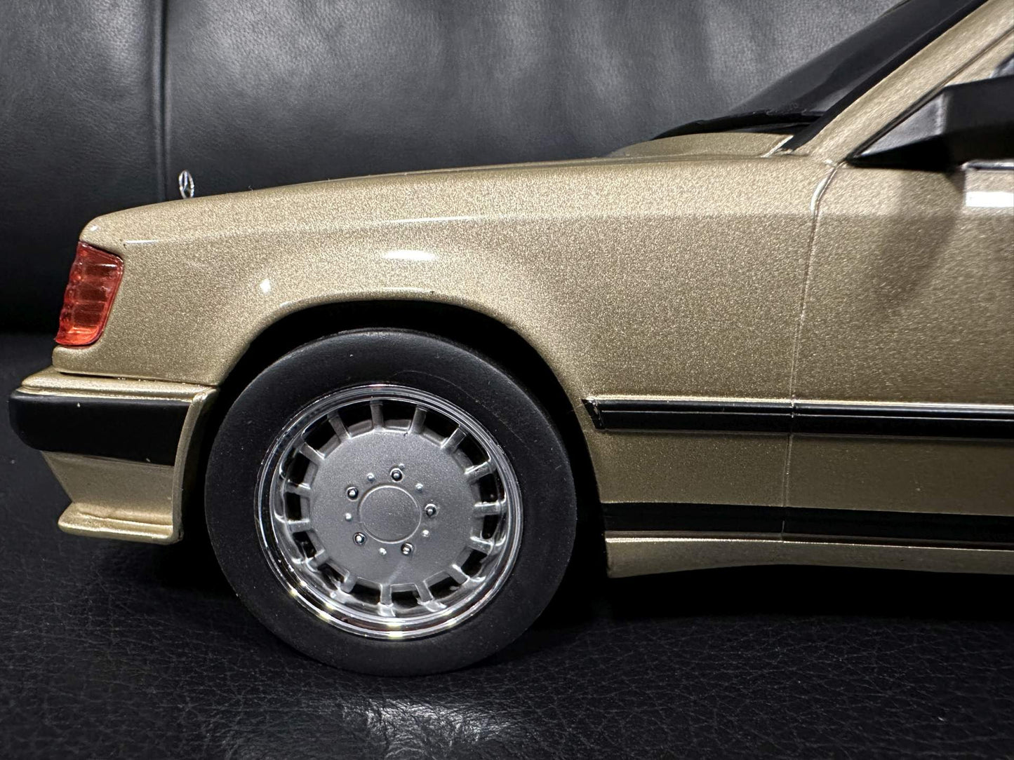Mercedes Benz E Klasse Tuning 1986 W124 braun 1:18 Modelcar MCG18342 Мерцедес Бенц Е Класа 1986 кафяв