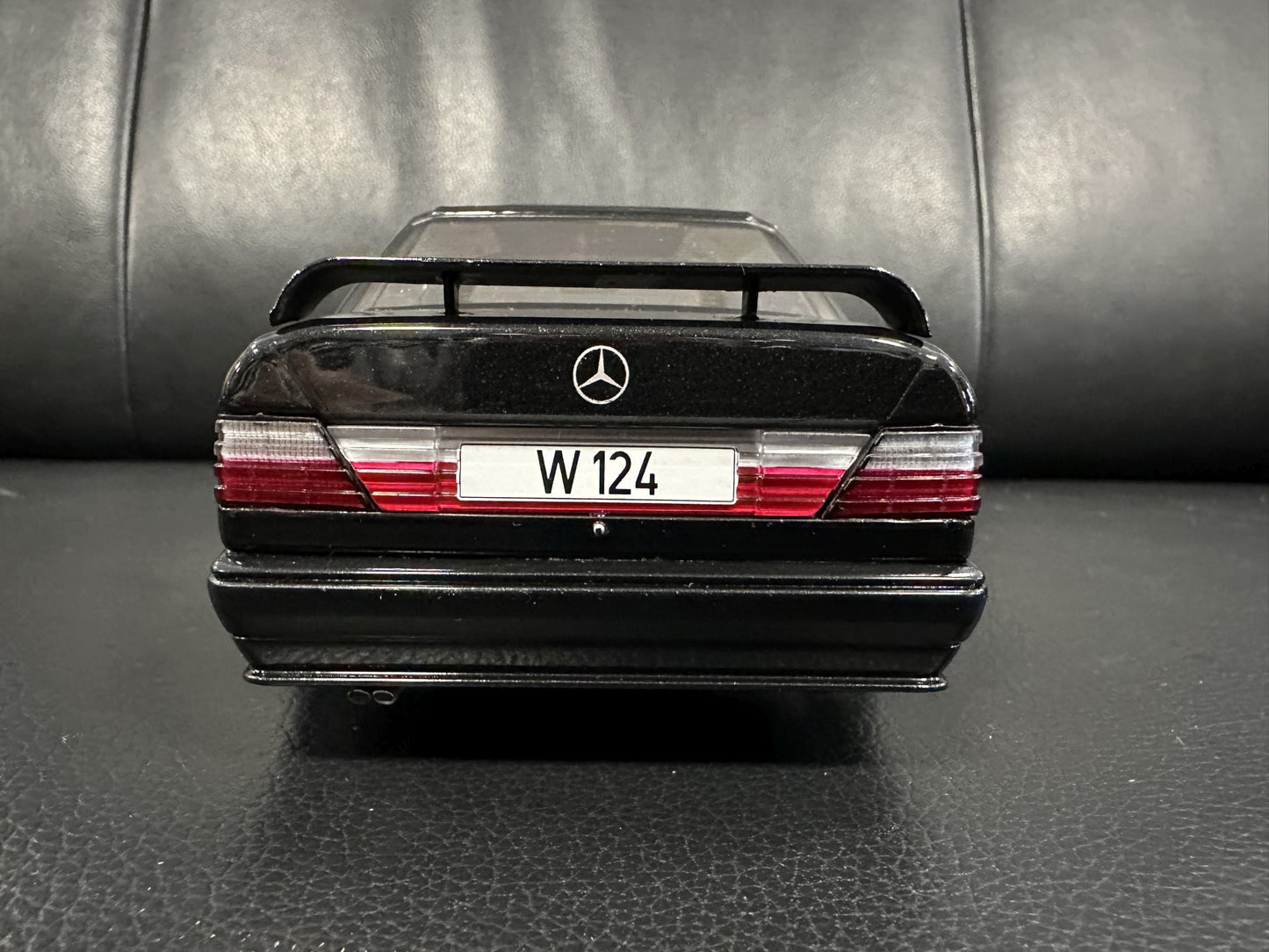Mercedes Benz E Klasse Tuning 1986 W124 black 1:18 Modelcar MCG18341 Мерцедес Бенц Е Класа 1986 черен