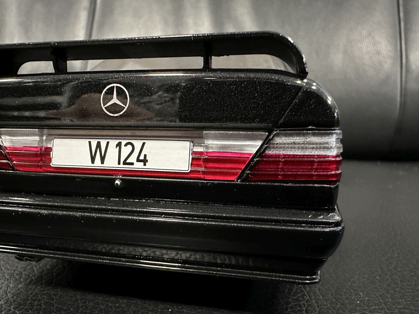 Mercedes Benz E Klasse Tuning 1986 W124 black 1:18 Modelcar MCG18341 Мерцедес Бенц Е Класа 1986 черен