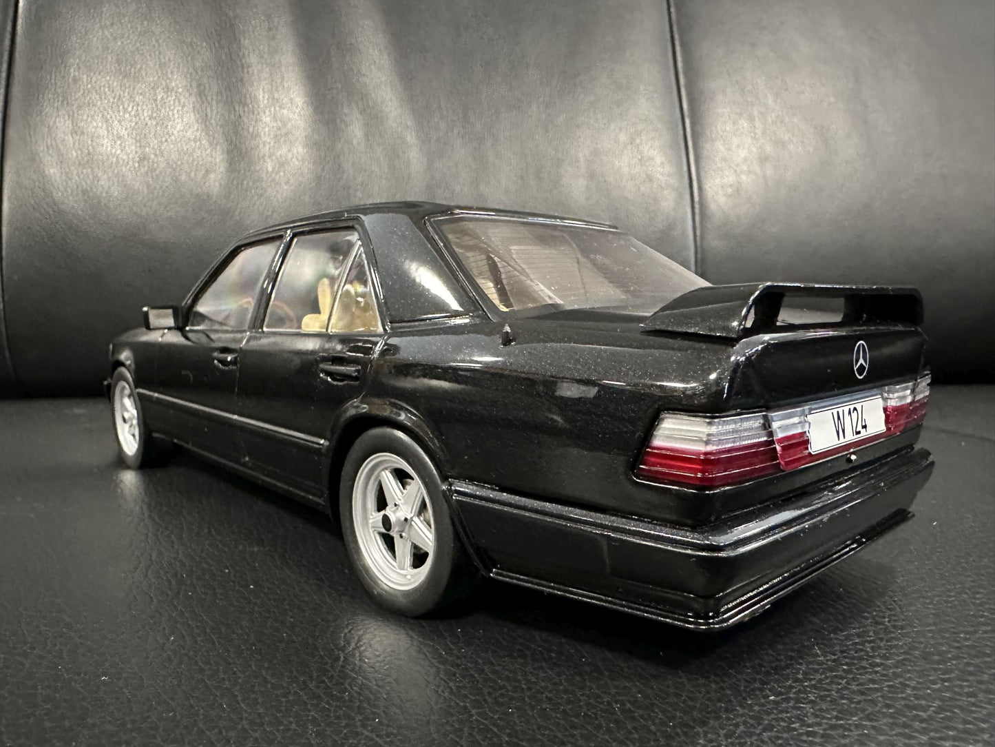 Mercedes Benz E Klasse Tuning 1986 W124 black 1:18 Modelcar MCG18341 Мерцедес Бенц Е Класа 1986 черен