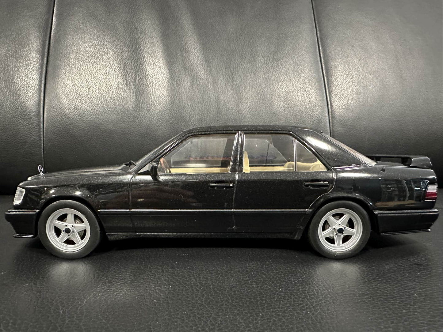 Mercedes Benz E Klasse Tuning 1986 W124 black 1:18 Modelcar MCG18341 Мерцедес Бенц Е Класа 1986 черен