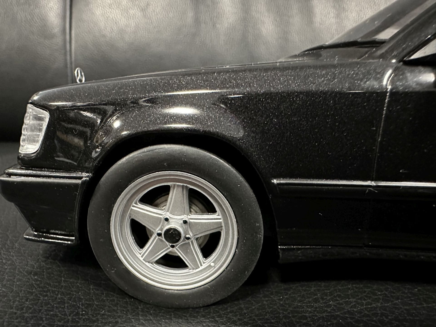 Mercedes Benz E Klasse Tuning 1986 W124 black 1:18 Modelcar MCG18341 Мерцедес Бенц Е Класа 1986 черен