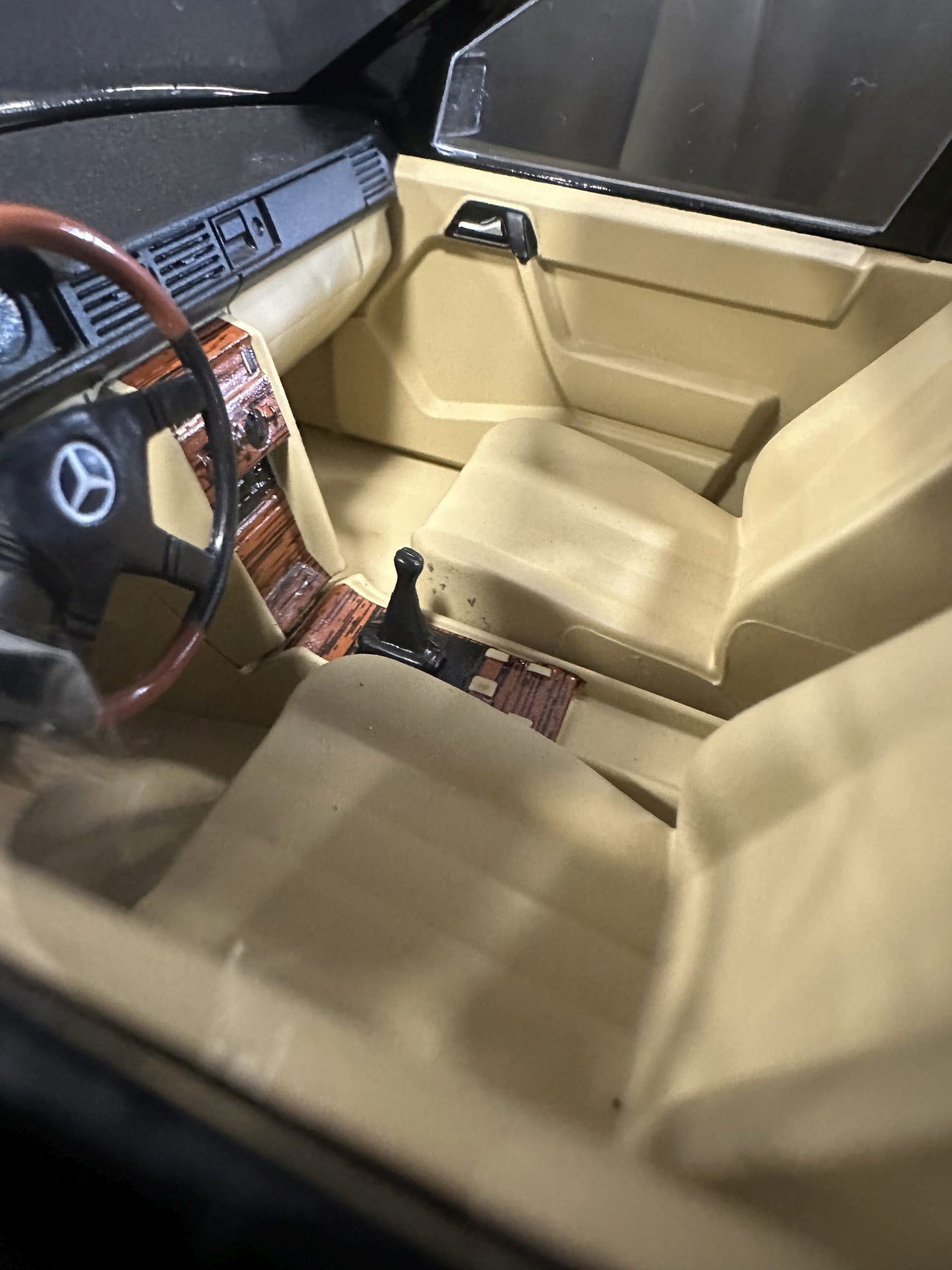 Mercedes Benz E Klasse Tuning 1986 W124 black 1:18 Modelcar MCG18341 Мерцедес Бенц Е Класа 1986 черен