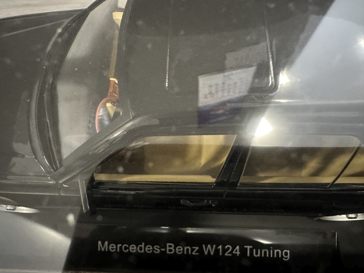 Mercedes Benz E Klasse Tuning 1986 W124 black 1:18 Modelcar MCG18341 Мерцедес Бенц Е Класа 1986 черен