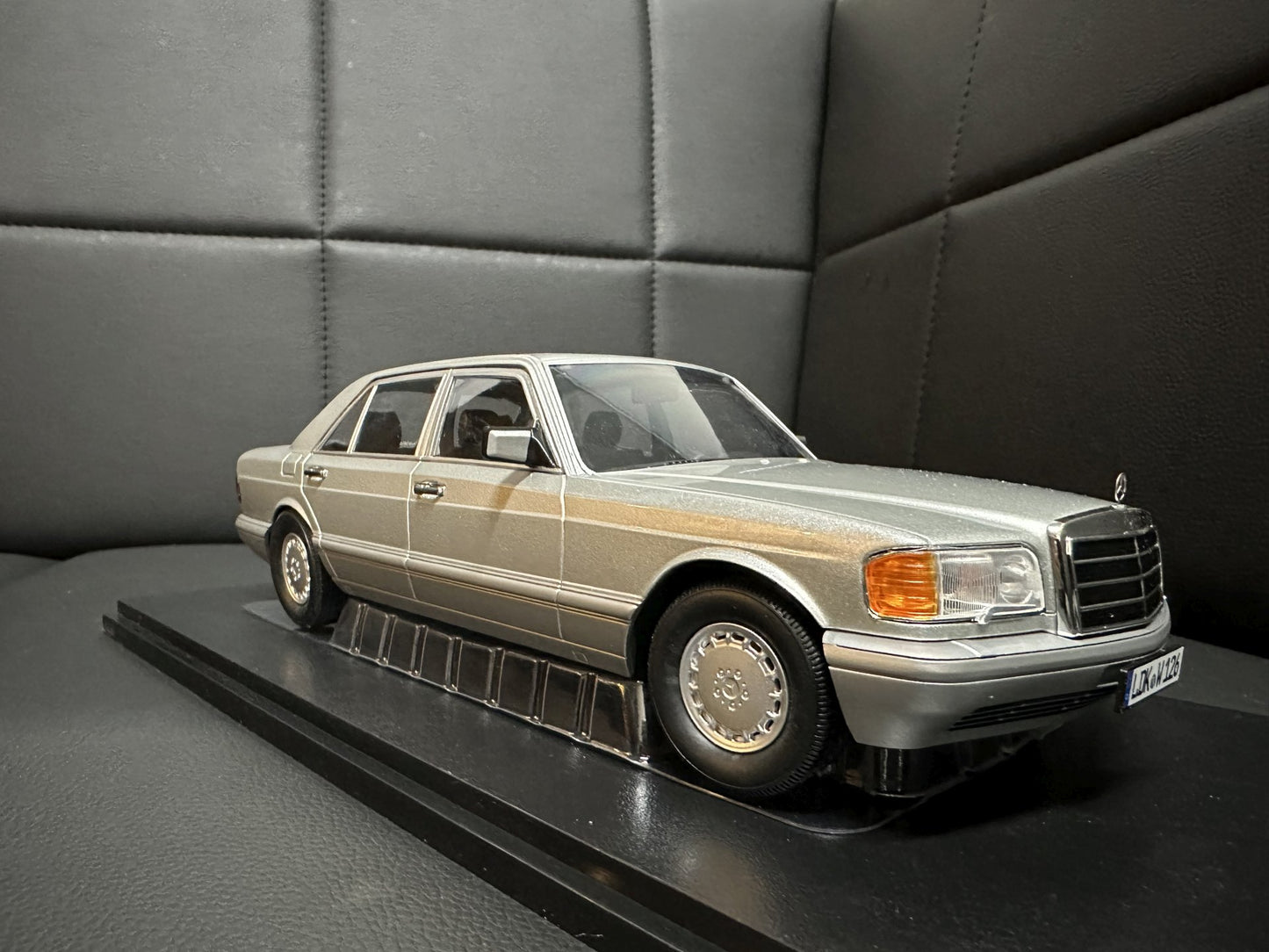 Mercedes Benz S Klasse 560SEL W126 1985 silber 1:18 i Scale Мерцедес Бенц С Класа сив