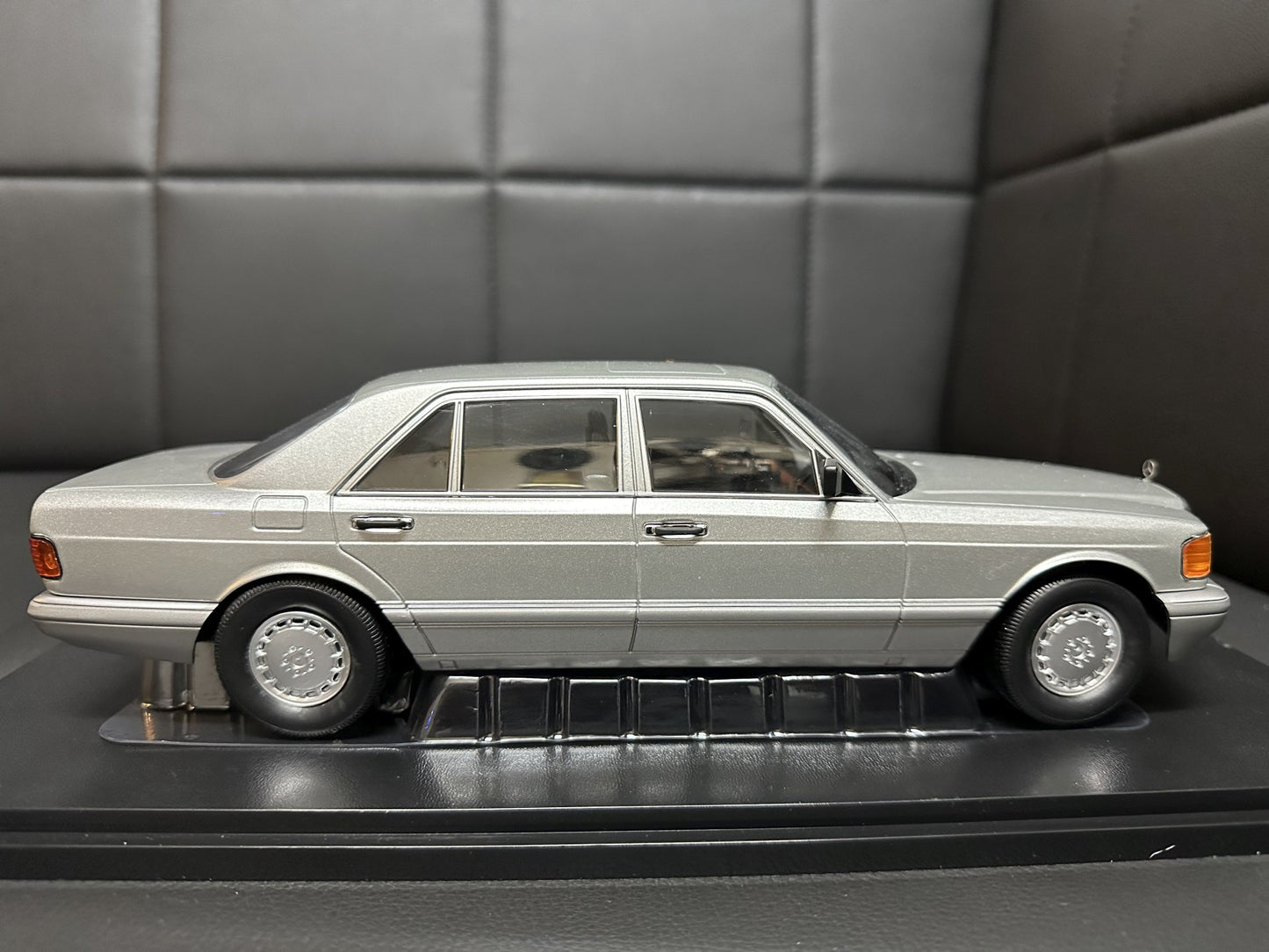 Mercedes Benz S Klasse 560SEL W126 1985 silber 1:18 i Scale Мерцедес Бенц С Класа сив