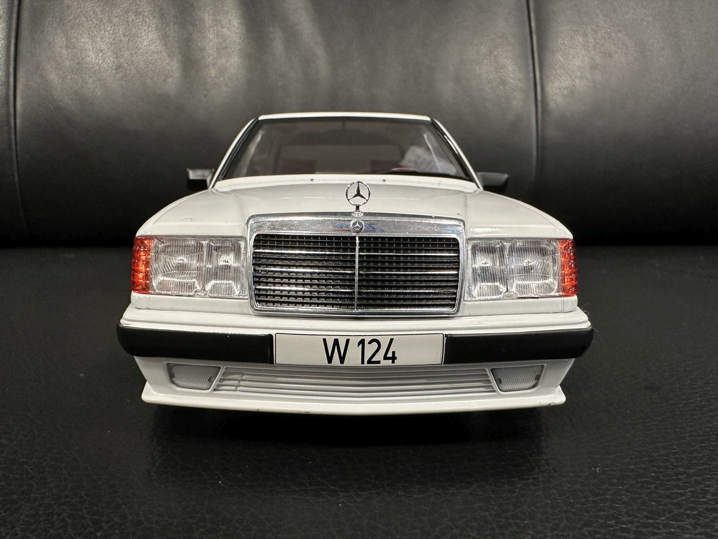 Mercedes Benz E Klasse Tuning 1986 W124 white 1:18 Modelcar MCG18343 Мерцедес Бенц Е Класа 1986 бял