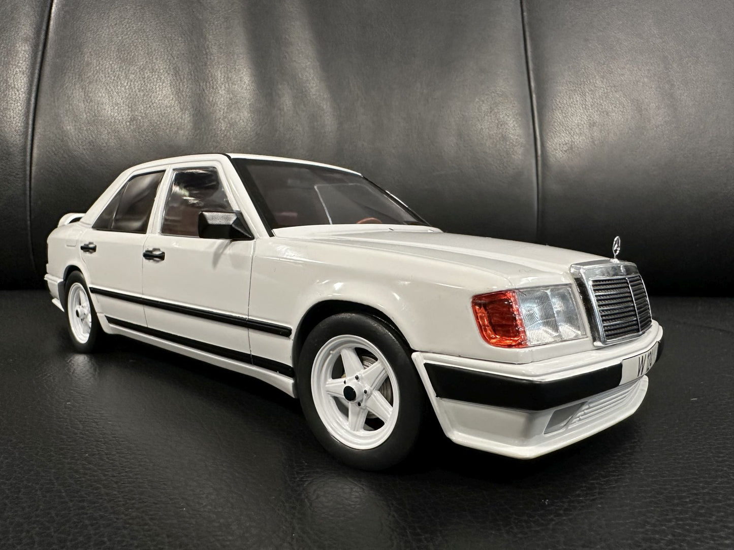 Mercedes Benz E Klasse Tuning 1986 W124 white 1:18 Modelcar MCG18343 Мерцедес Бенц Е Класа 1986 бял