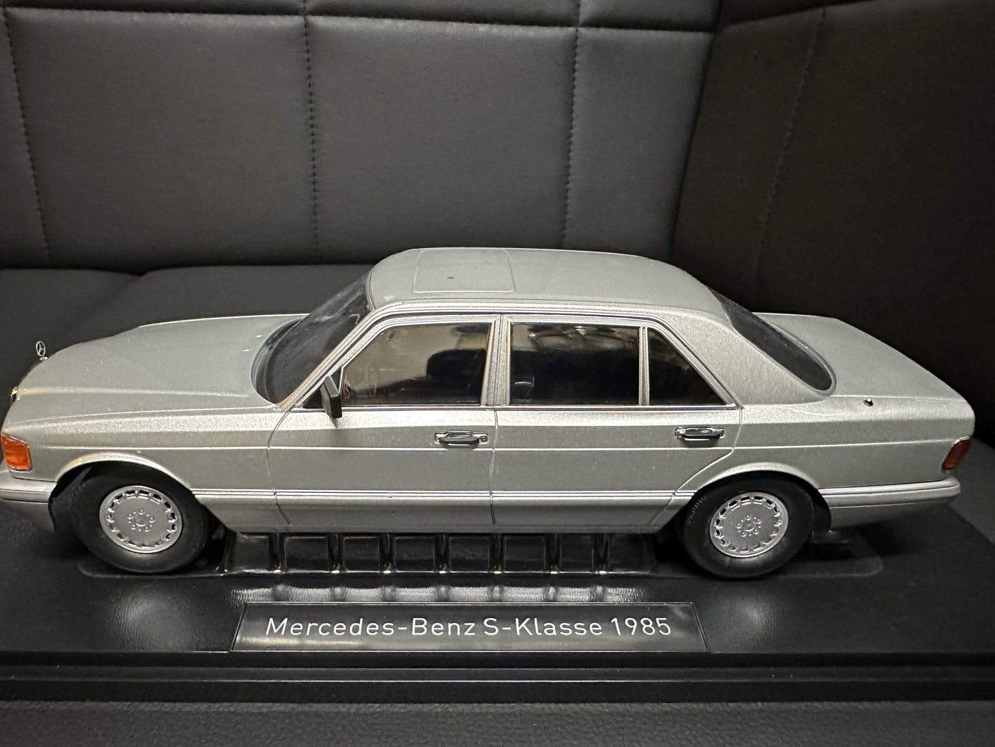 Mercedes Benz S Klasse 560SEL W126 1985 silber 1:18 i Scale Мерцедес Бенц С Класа сив