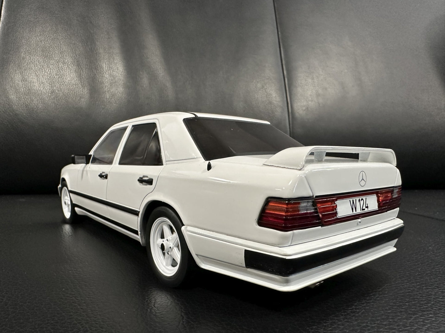 Mercedes Benz E Klasse Tuning 1986 W124 white 1:18 Modelcar MCG18343 Мерцедес Бенц Е Класа 1986 бял