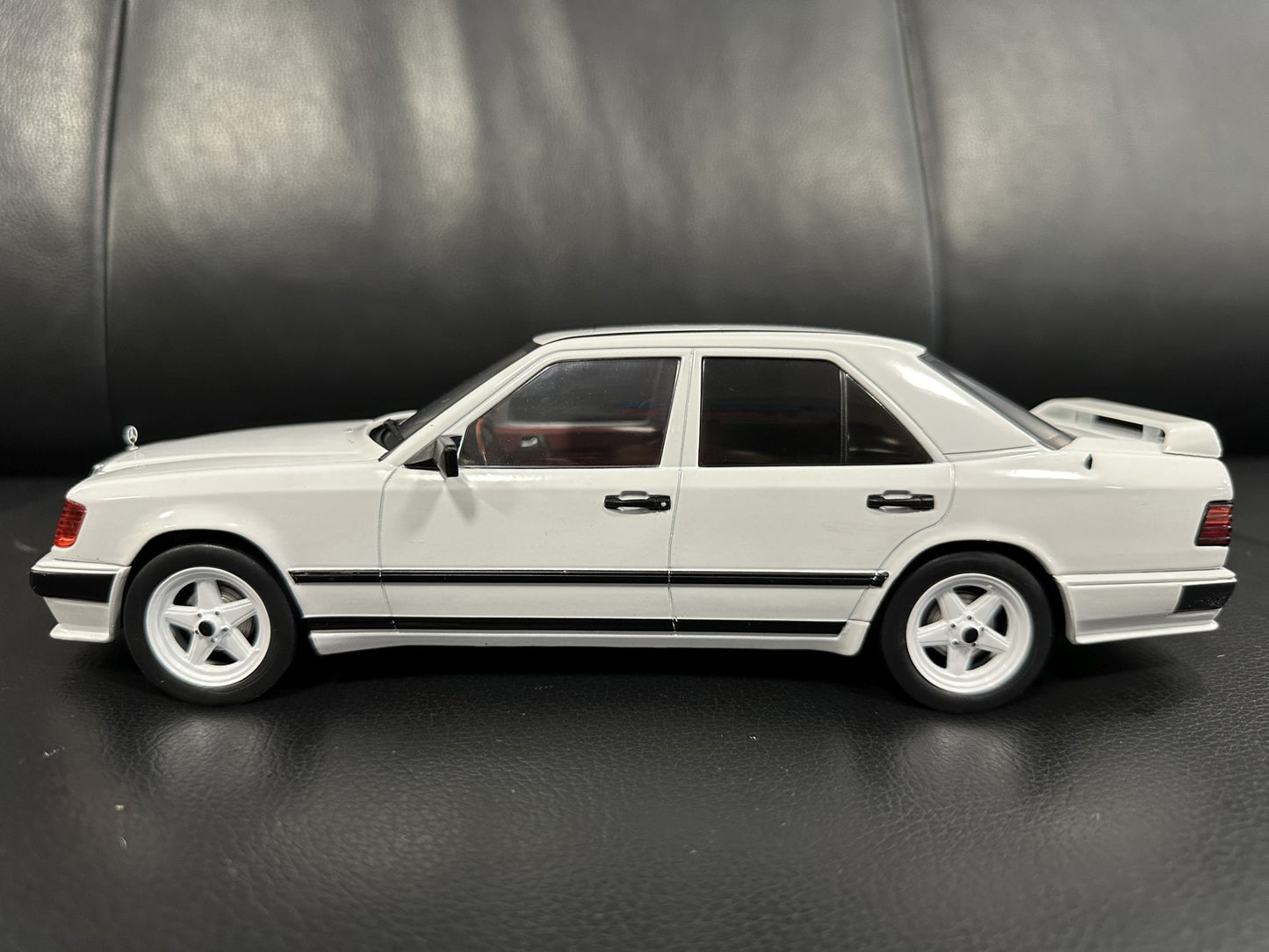 Mercedes Benz E Klasse Tuning 1986 W124 white 1:18 Modelcar MCG18343 Мерцедес Бенц Е Класа 1986 бял