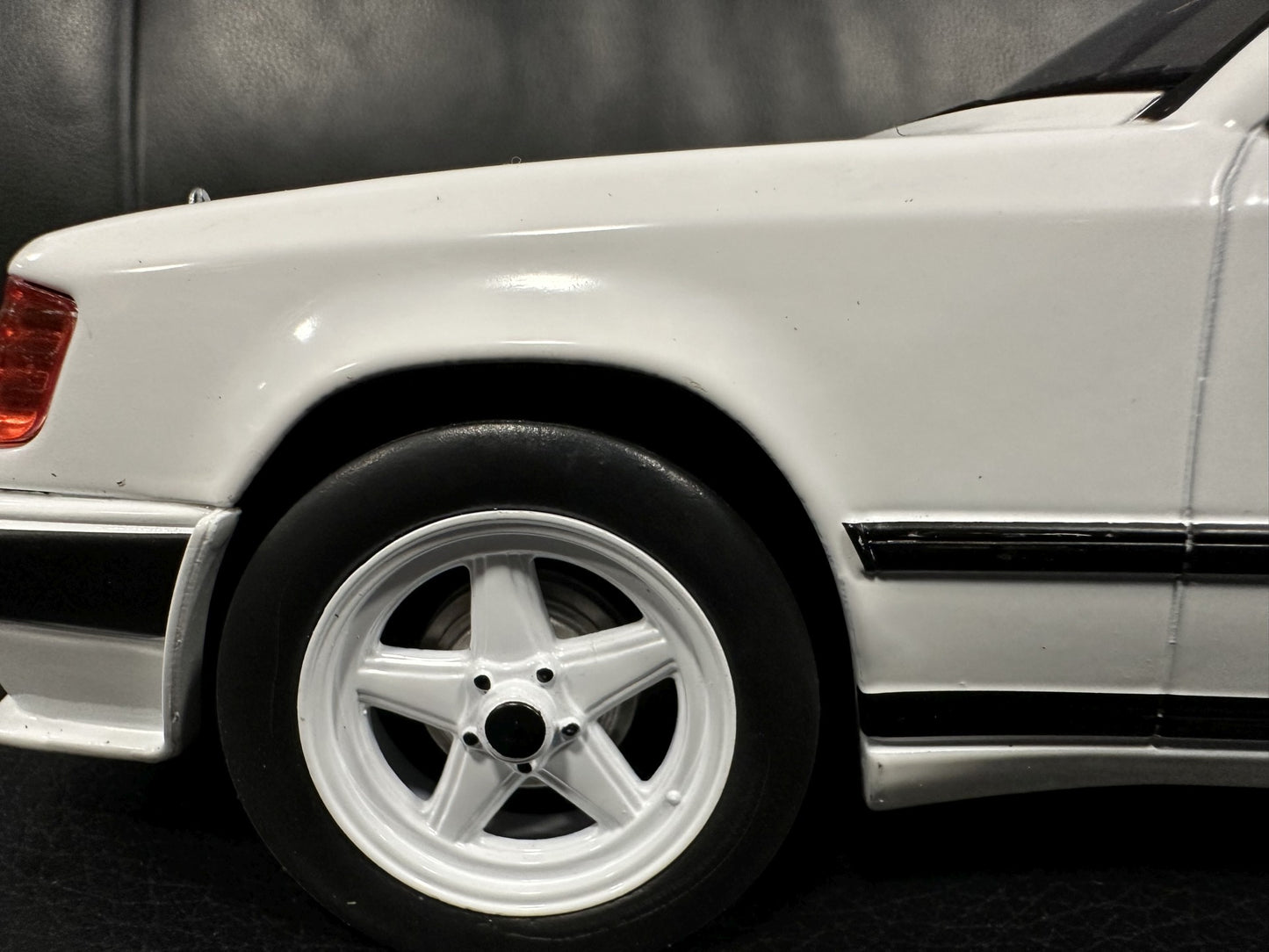 Mercedes Benz E Klasse Tuning 1986 W124 white 1:18 Modelcar MCG18343 Мерцедес Бенц Е Класа 1986 бял